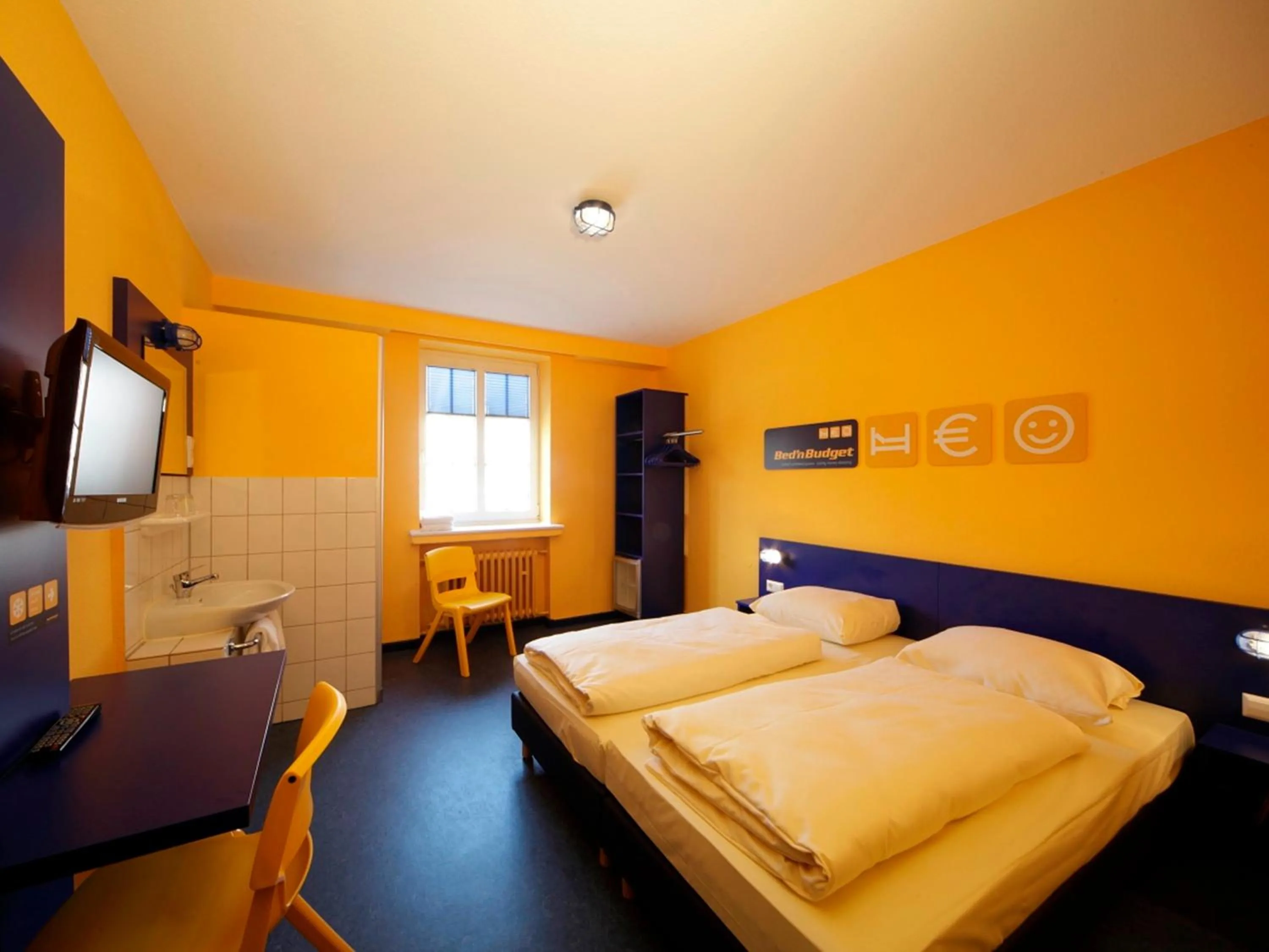 Photo of the whole room, Bed in Bed'nBudget Expo-Hostel Rooms