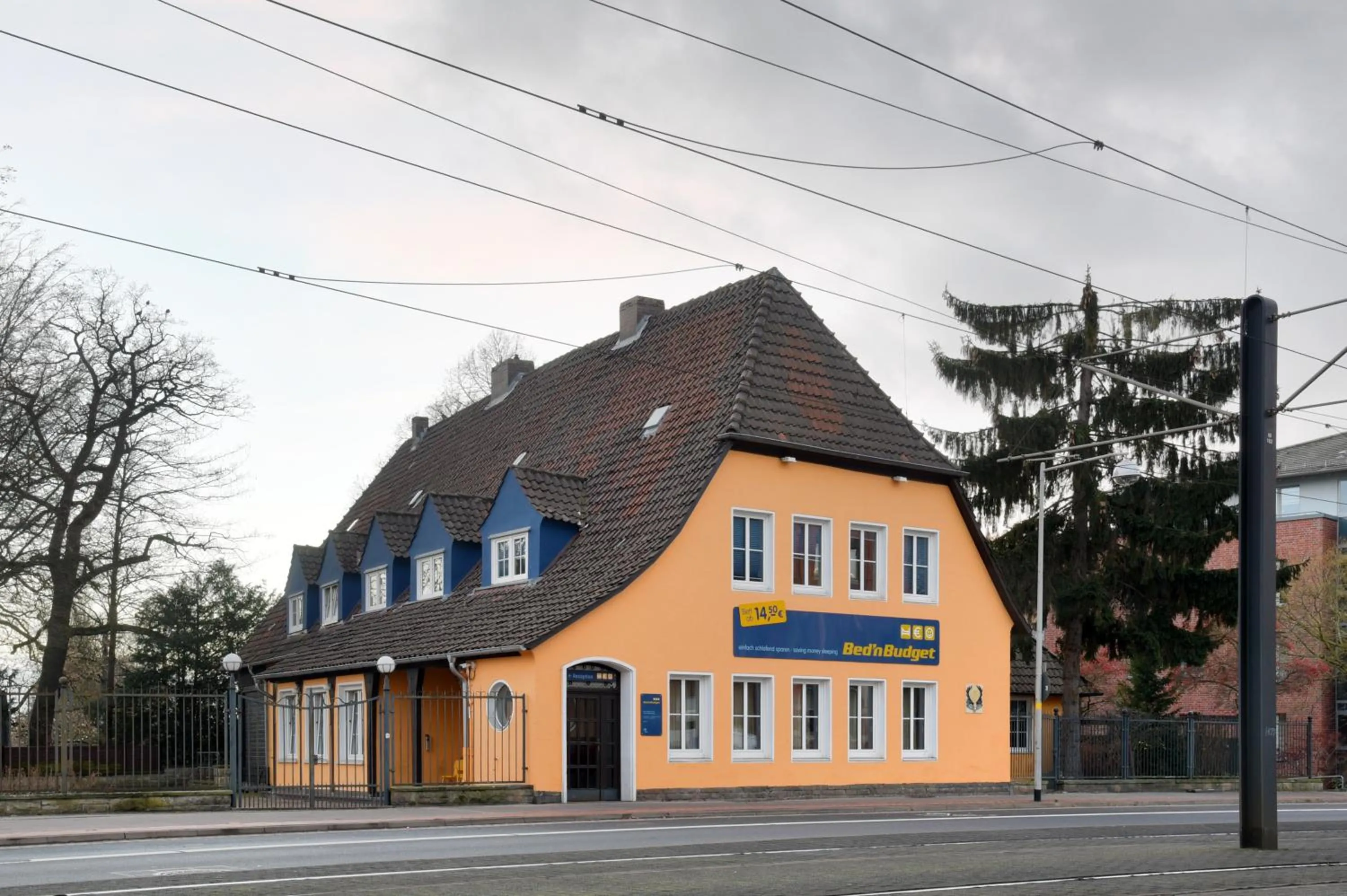 Facade/entrance in Bed'nBudget Expo-Hostel Rooms