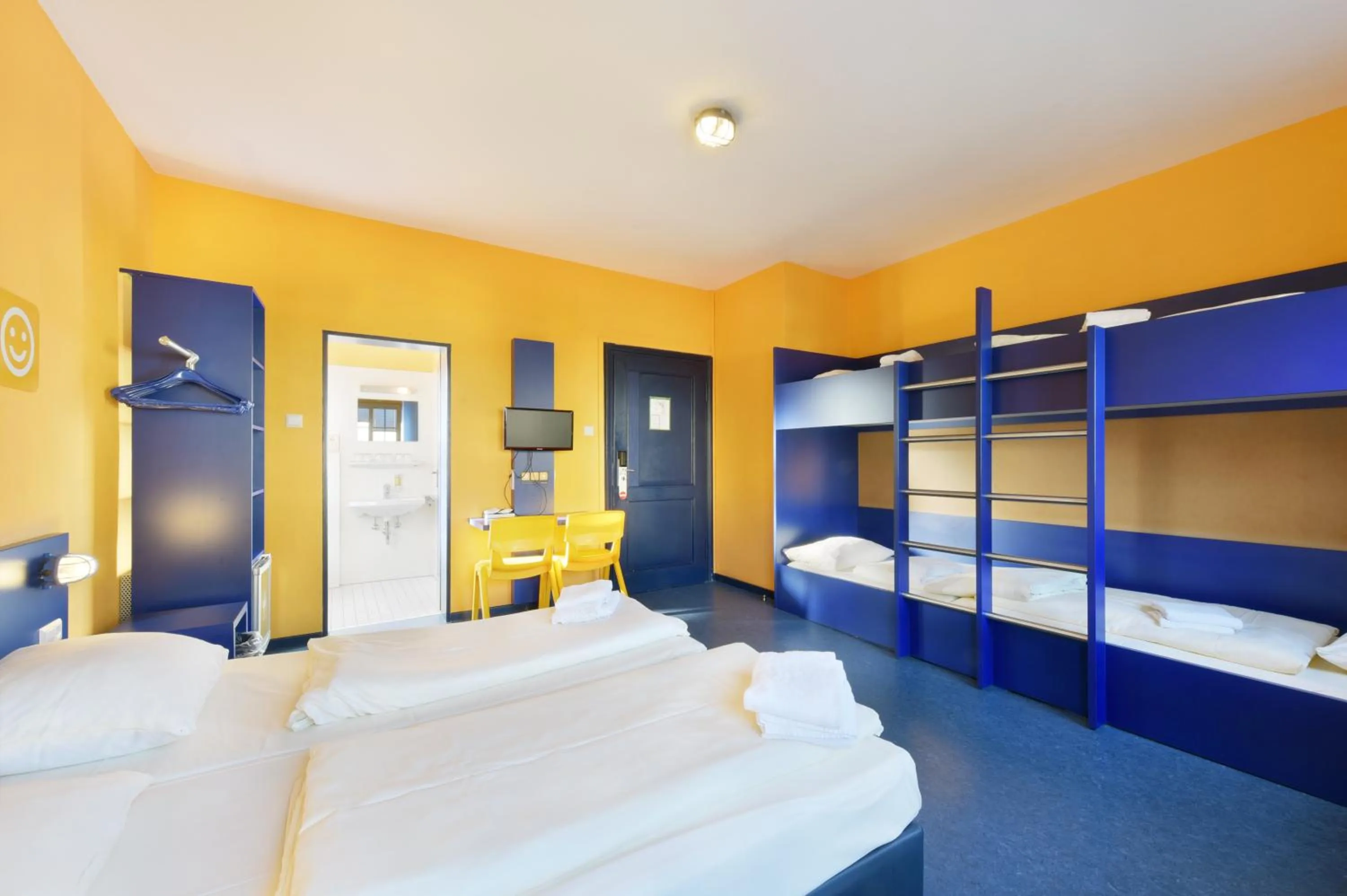 Photo of the whole room, Bed in Bed'nBudget Expo-Hostel Rooms