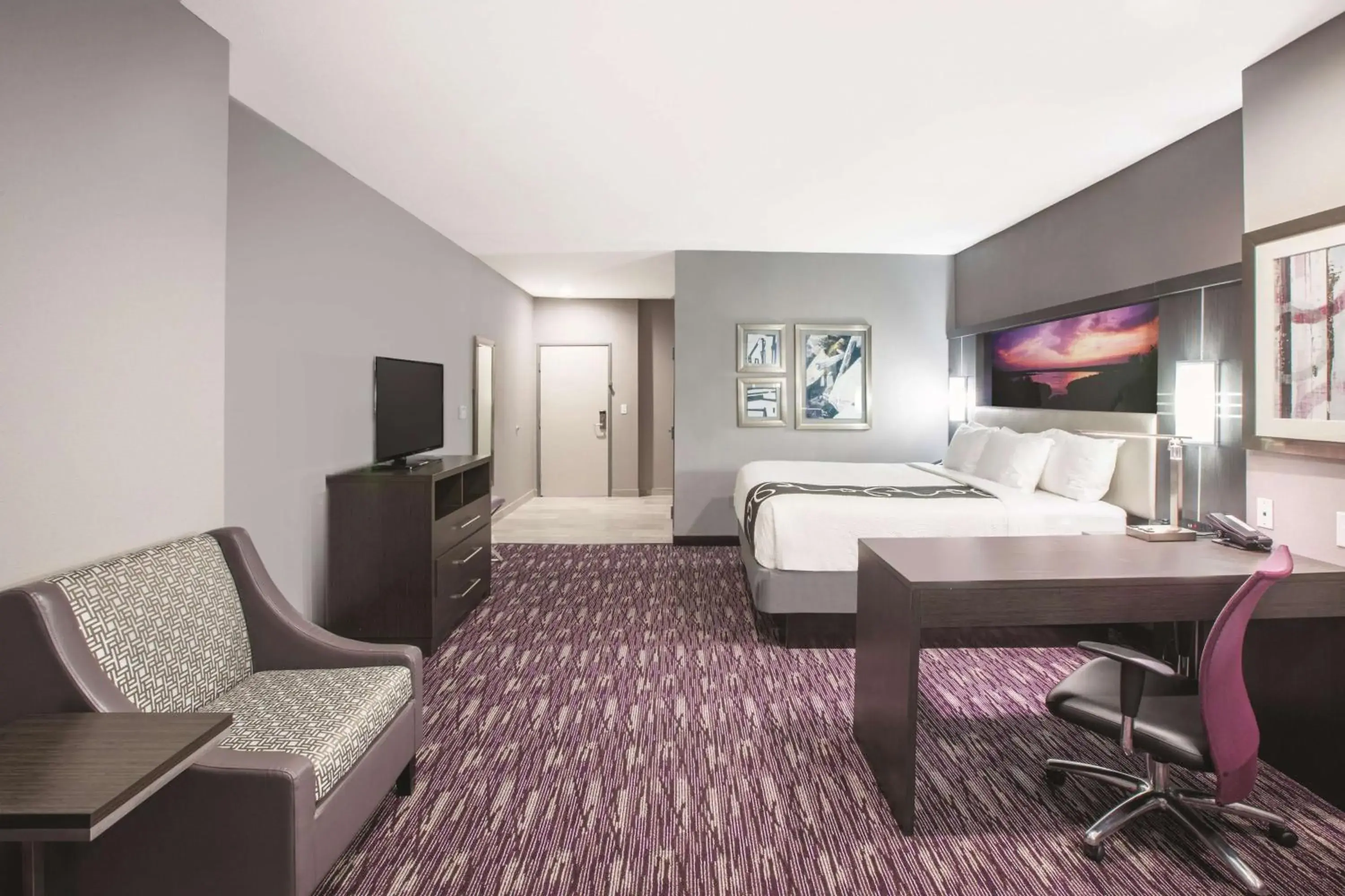 Deluxe King Room with Roll-In Shower - Mobility/Hearing Accessible - Non-Smoking in La Quinta by Wyndham Kingsville Deluxe King Room with Roll-In Shower - Mobility/Hearing Accessible - Non-Smoking in La Quinta by Wyndham Kingsville