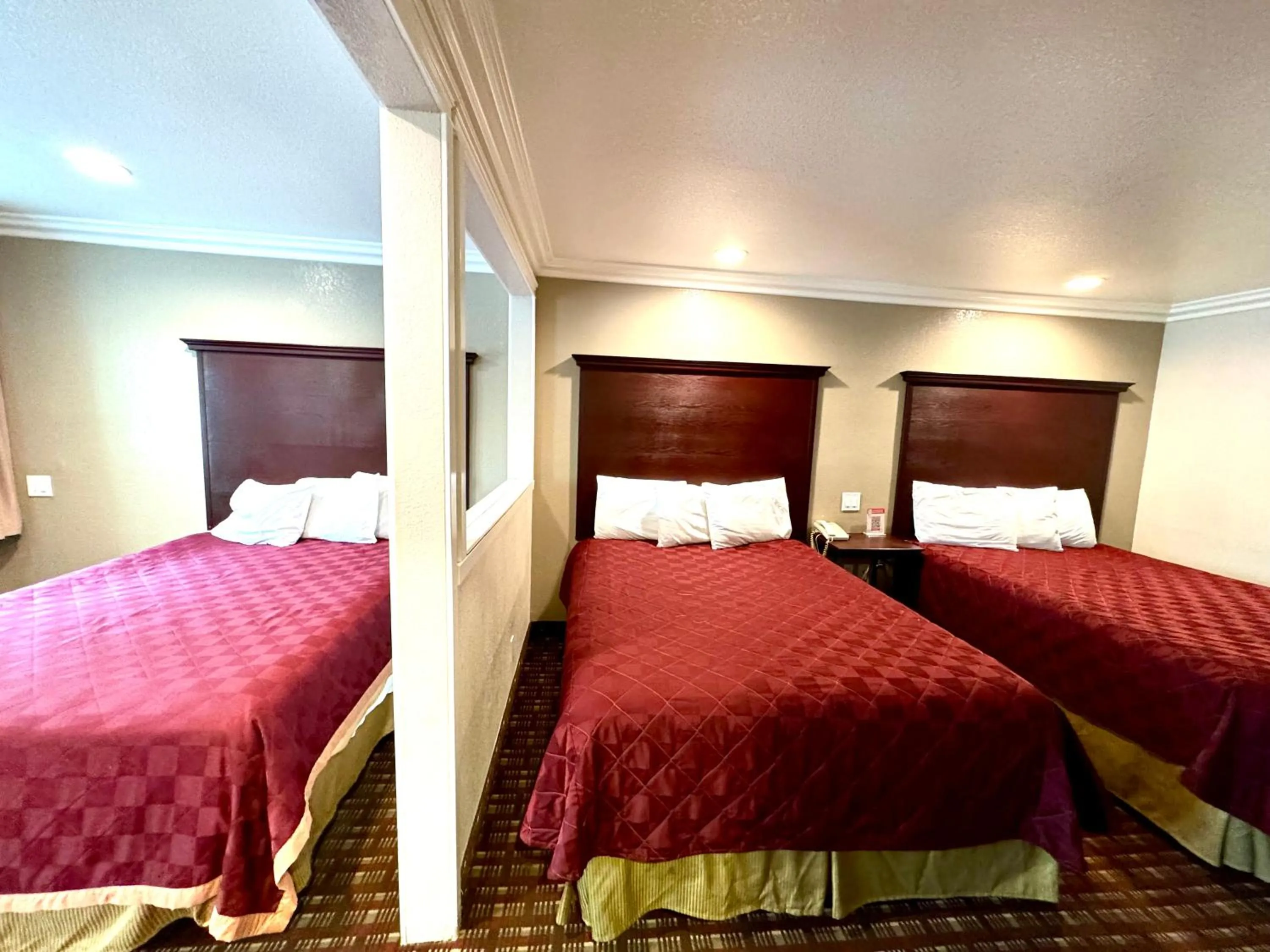 Bedroom, Bed in Budget Inn Anaheim near Disneyland Drive