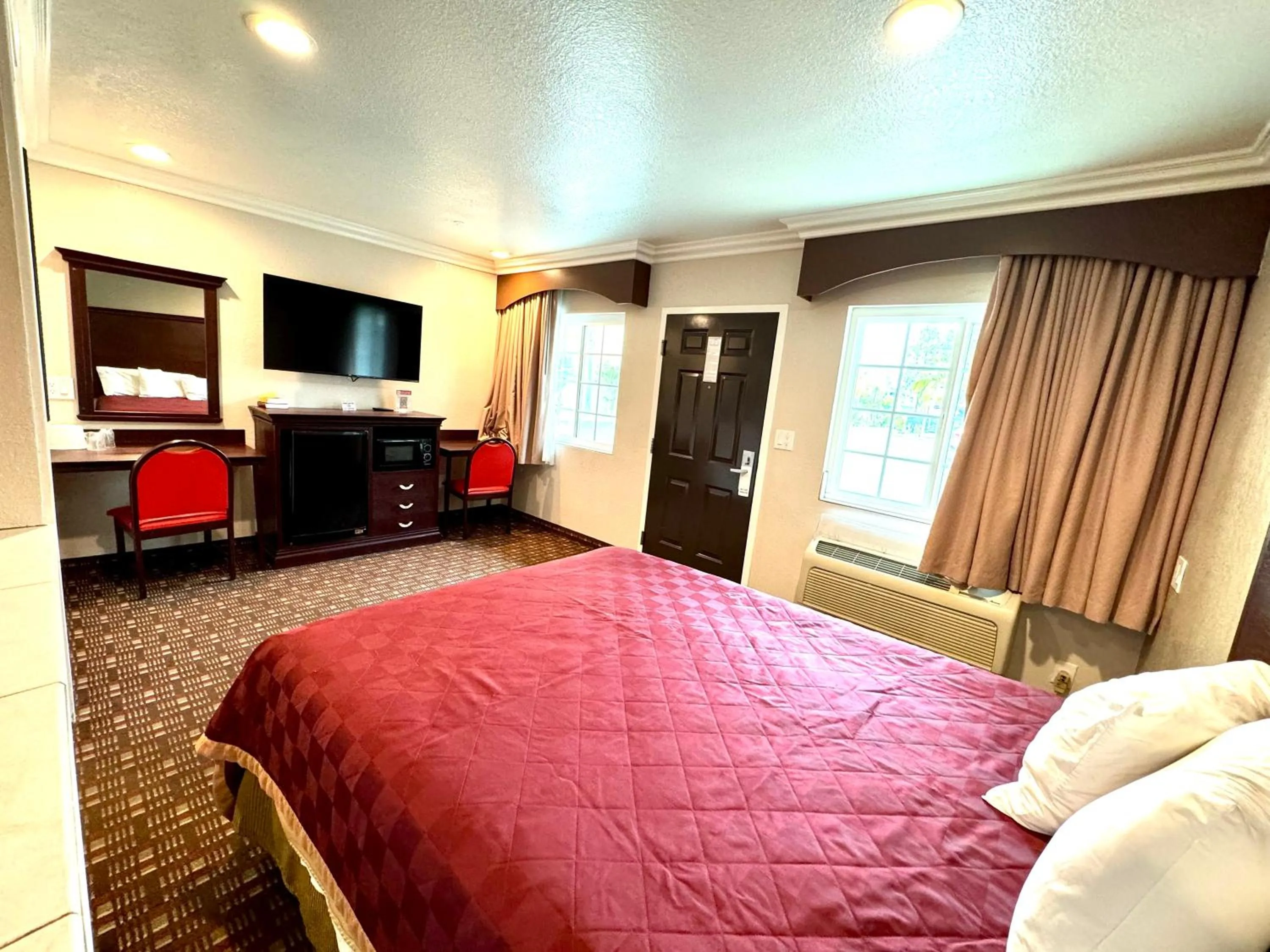 Bed in Budget Inn Anaheim near Disneyland Drive