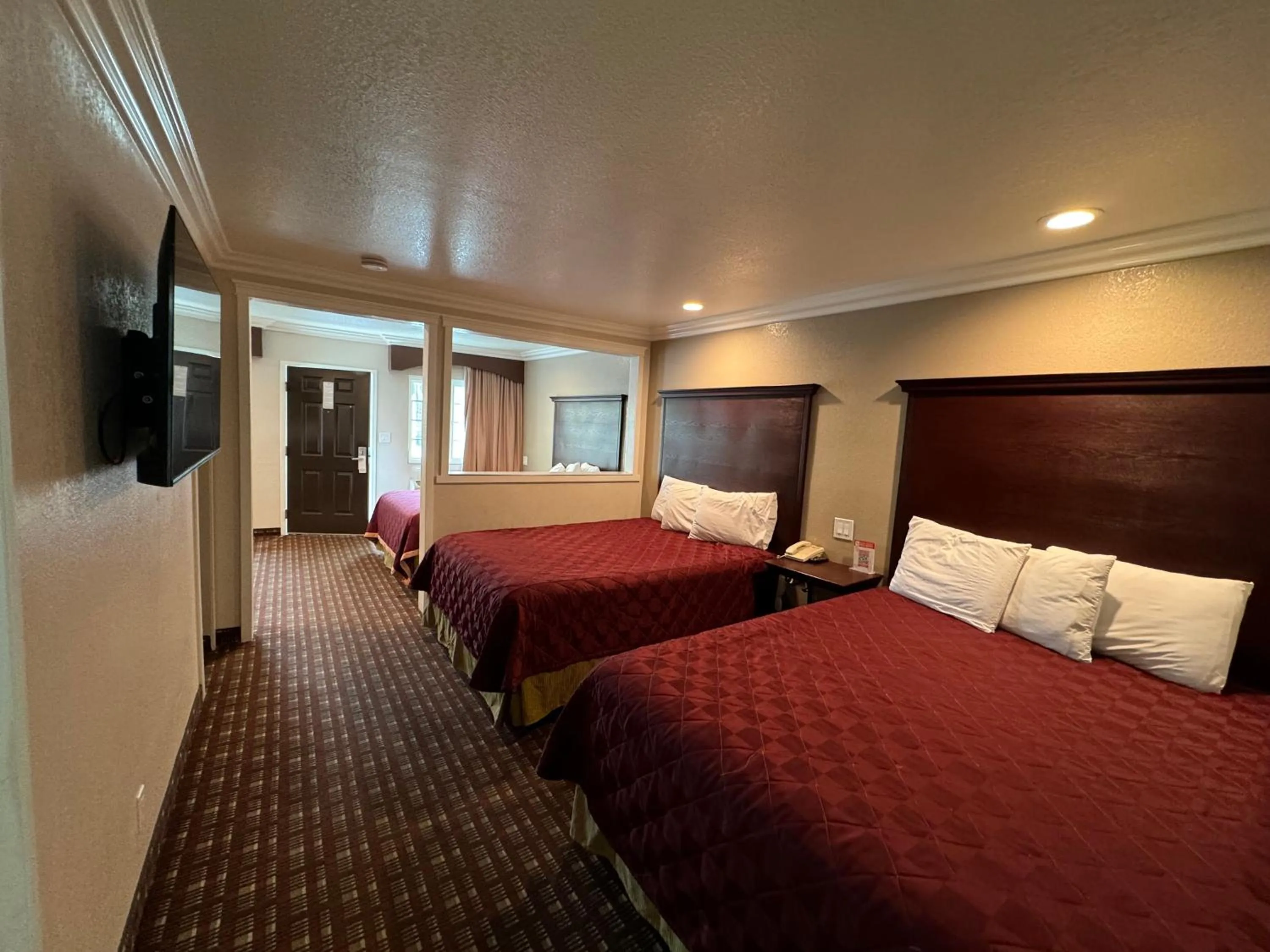 Bed in Budget Inn Anaheim near Disneyland Drive