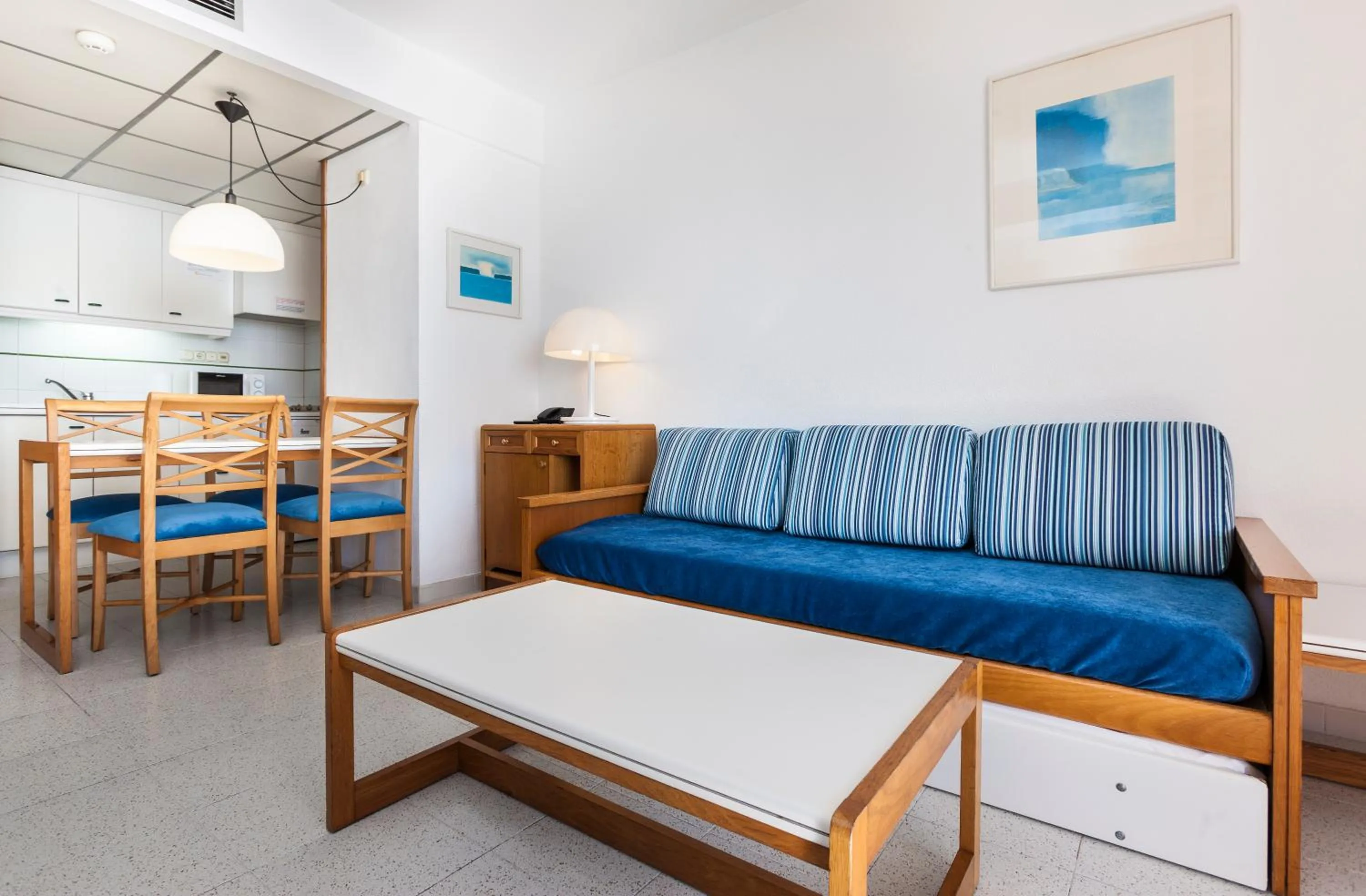 Dining area in Globales Nova