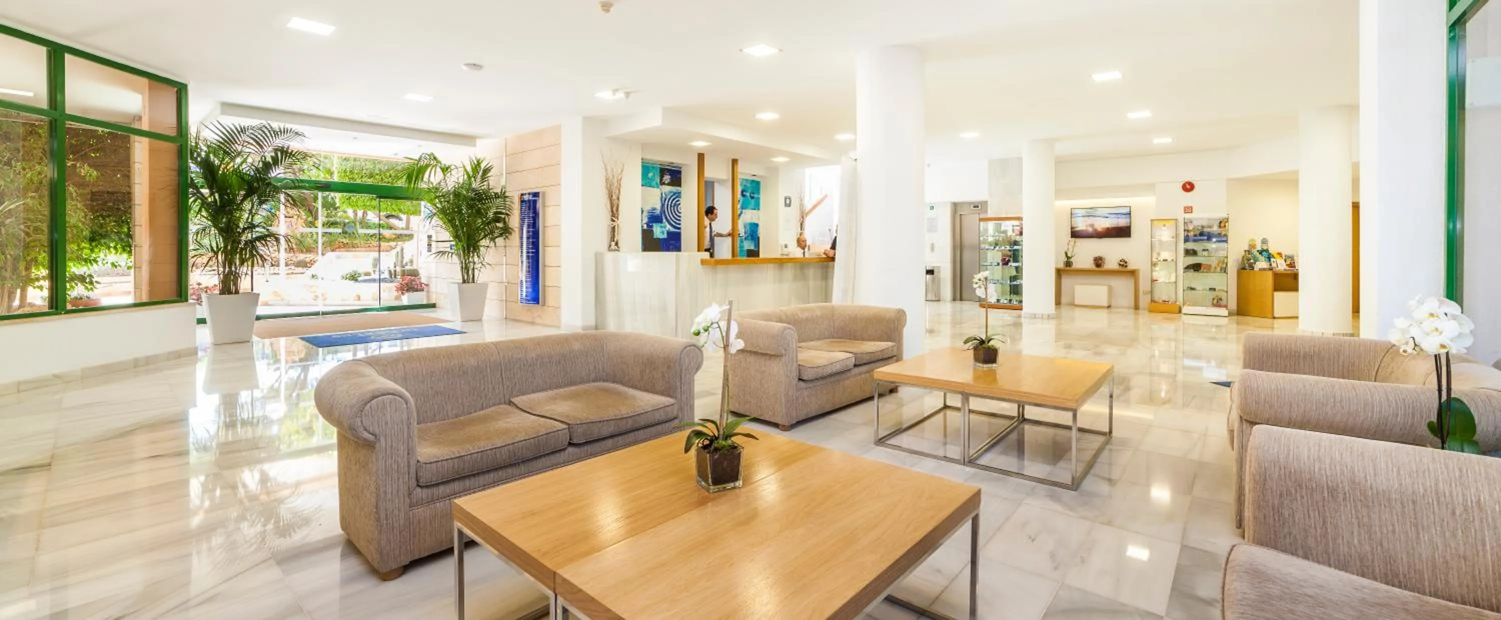 Lobby or reception in Globales Nova