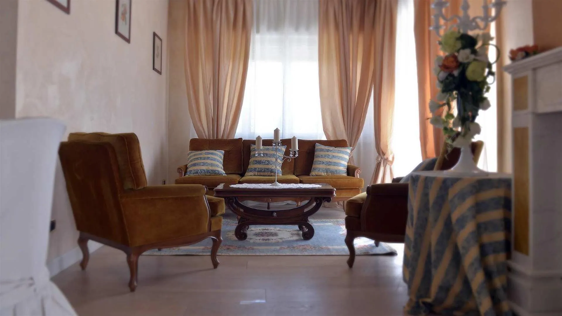 Communal lounge/ TV room in La Locanda Francigena