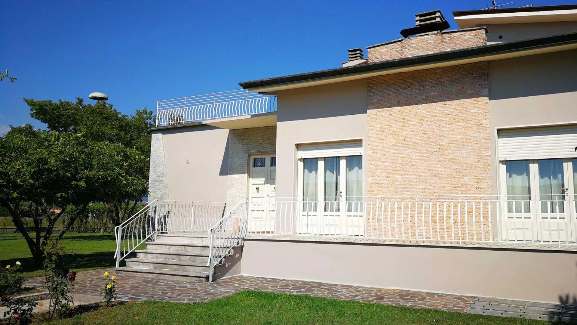 Facade/entrance in La Locanda Francigena