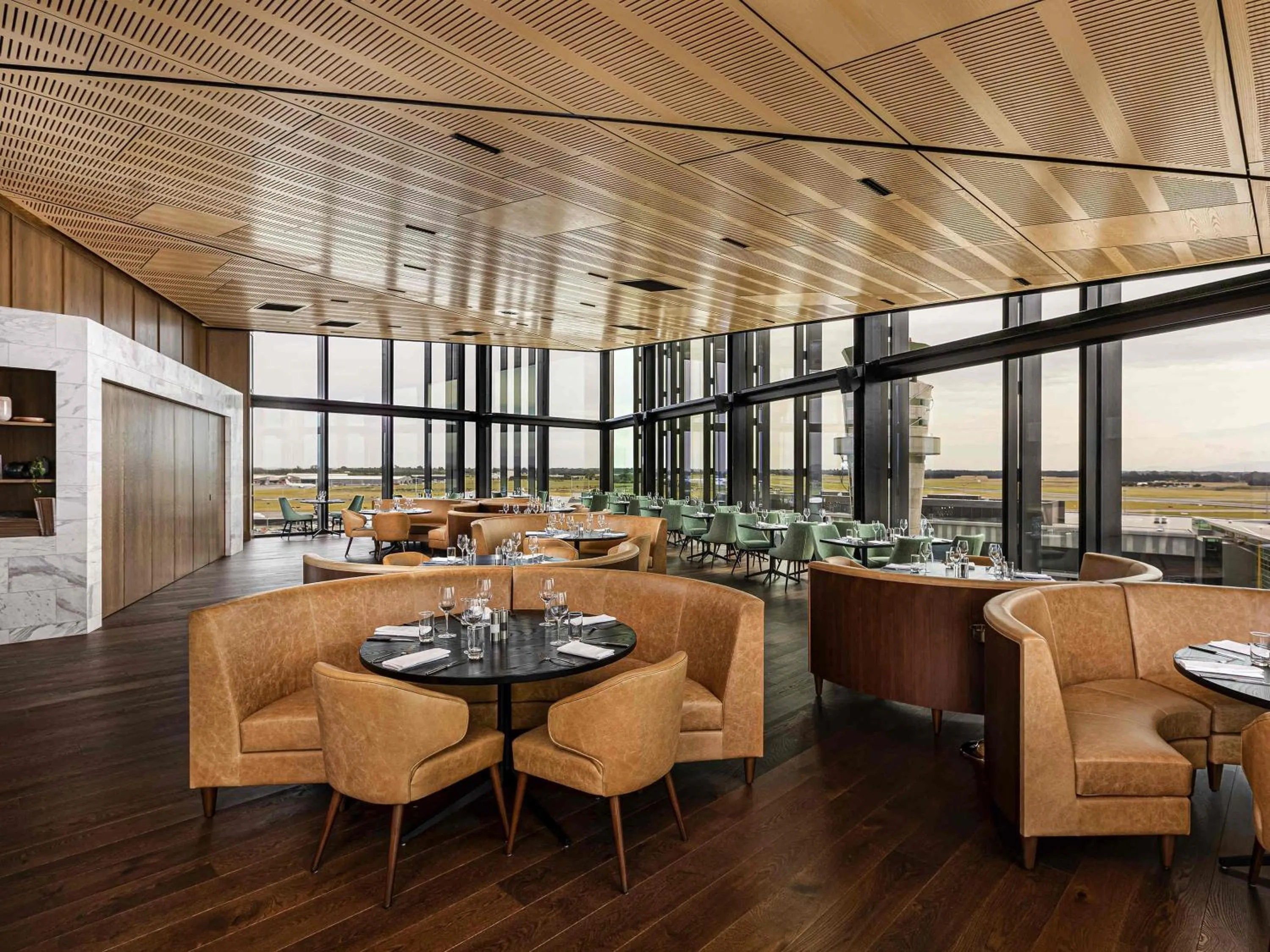 Restaurant/places to eat in Novotel Christchurch Airport