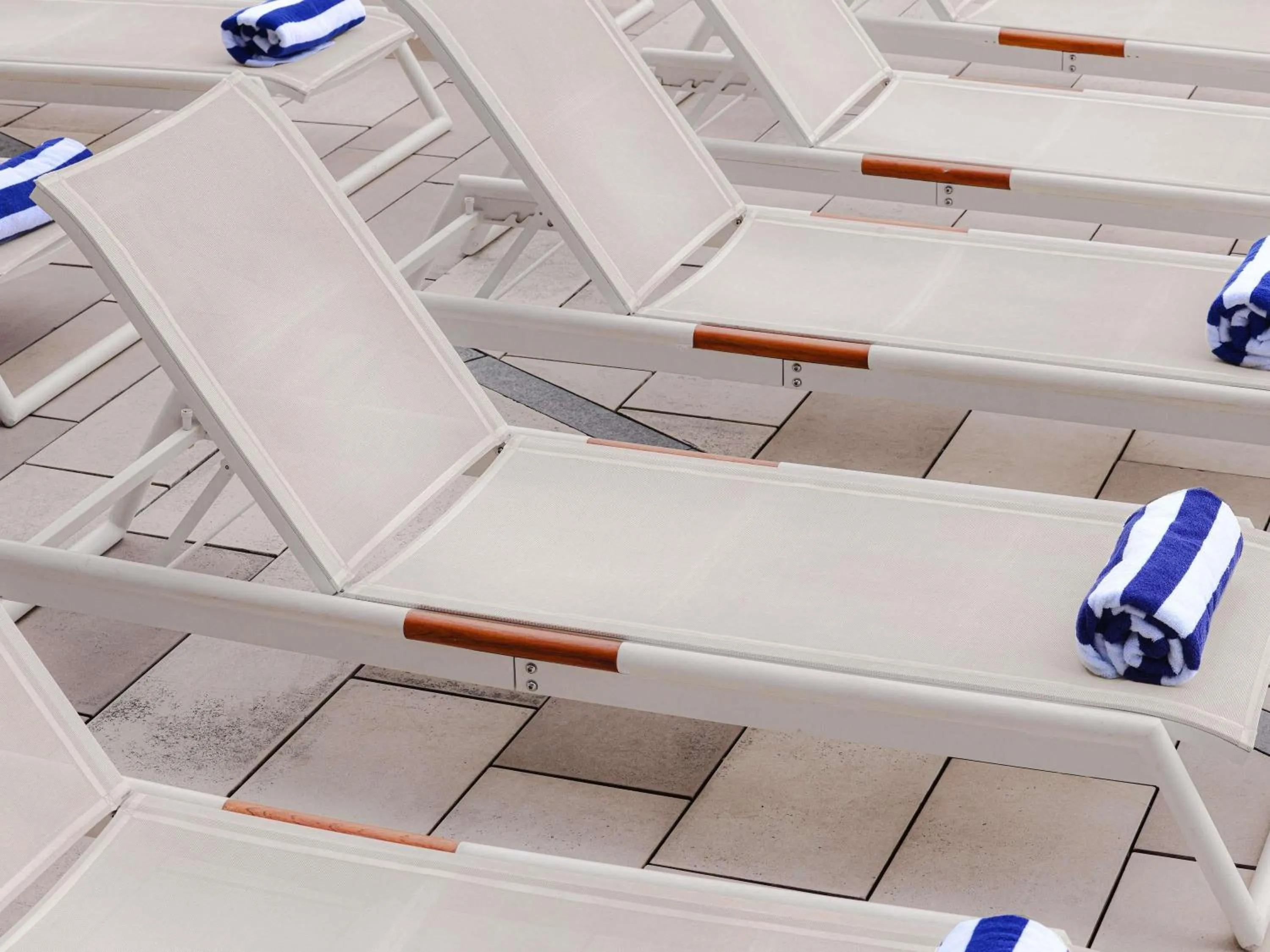 Lounge or bar in Sofitel Sydney Darling Harbour