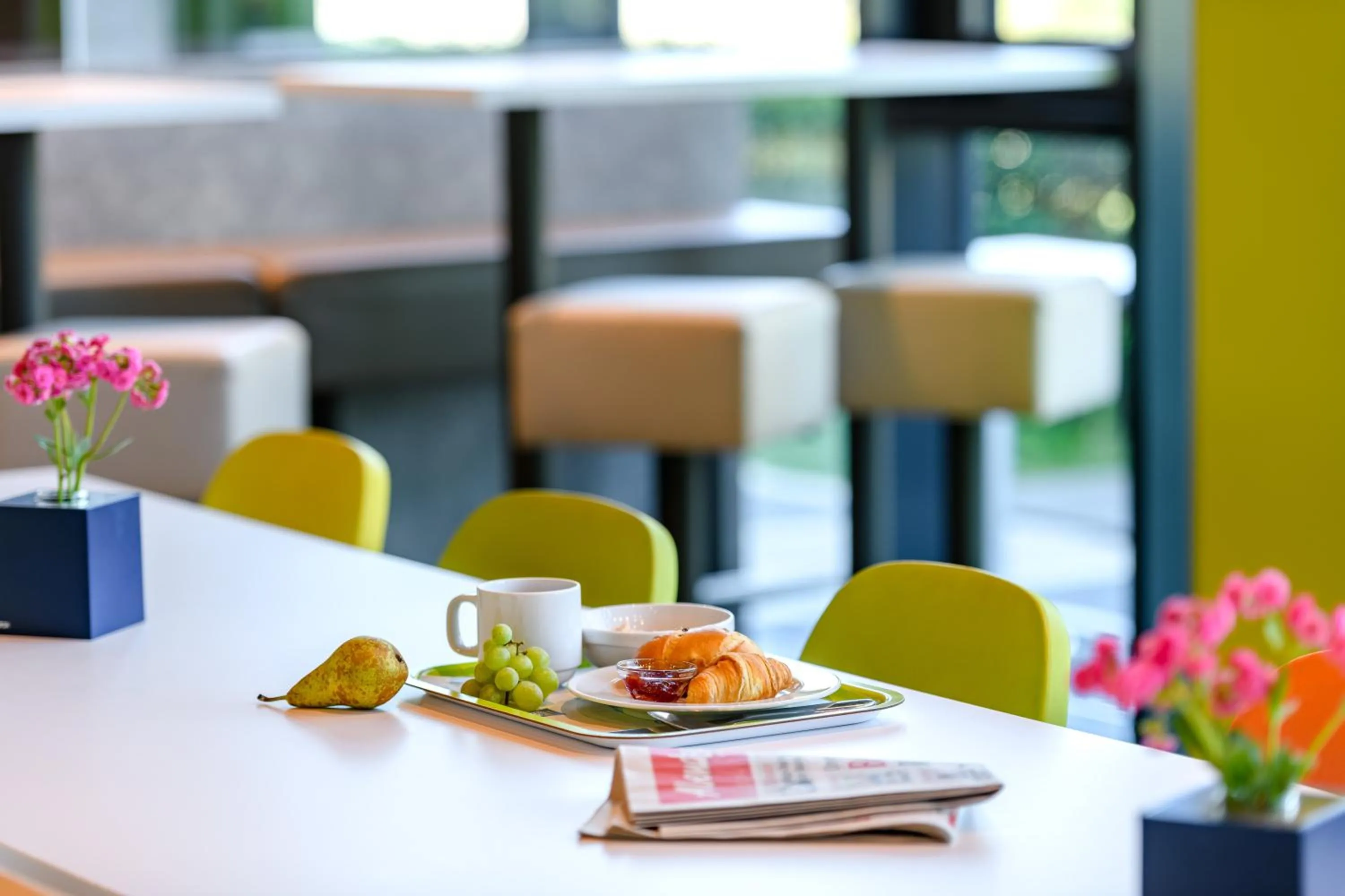 Dining area in ibis budget Muenchen City Olympiapark