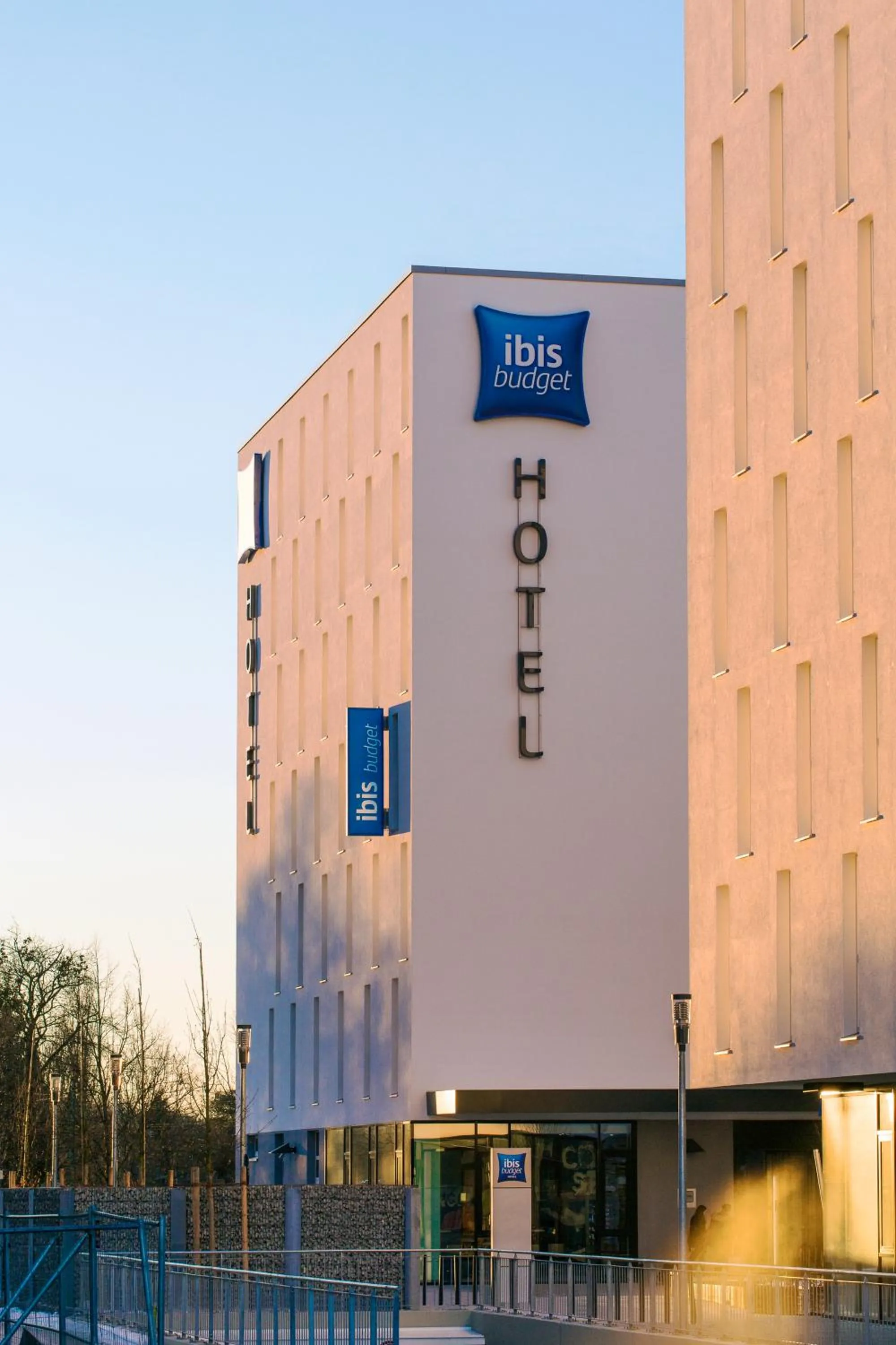 Facade/entrance in ibis budget Muenchen City Olympiapark