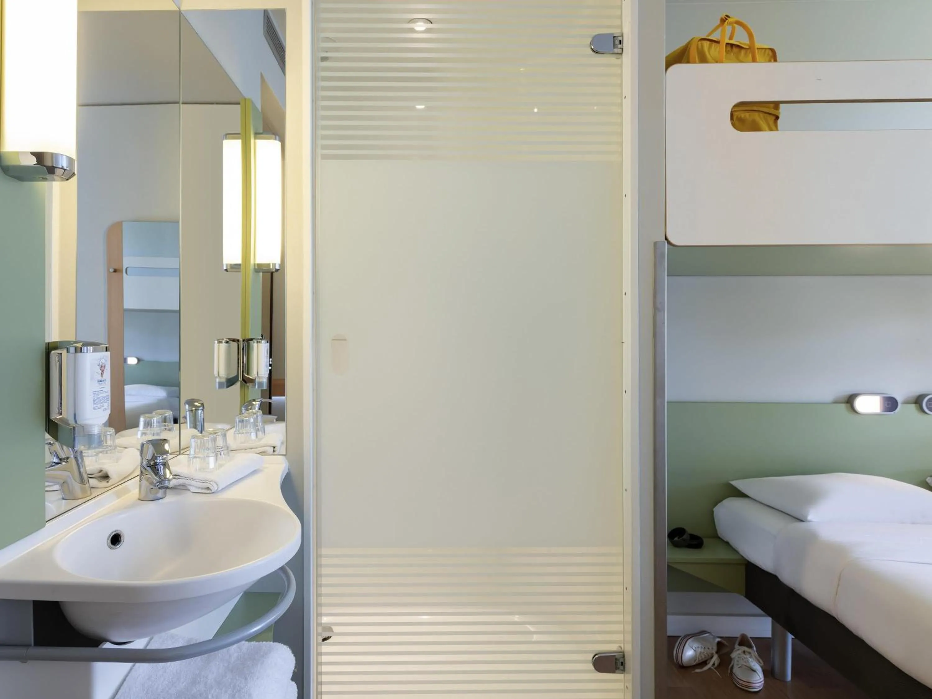 Bathroom in ibis budget Muenchen City Olympiapark