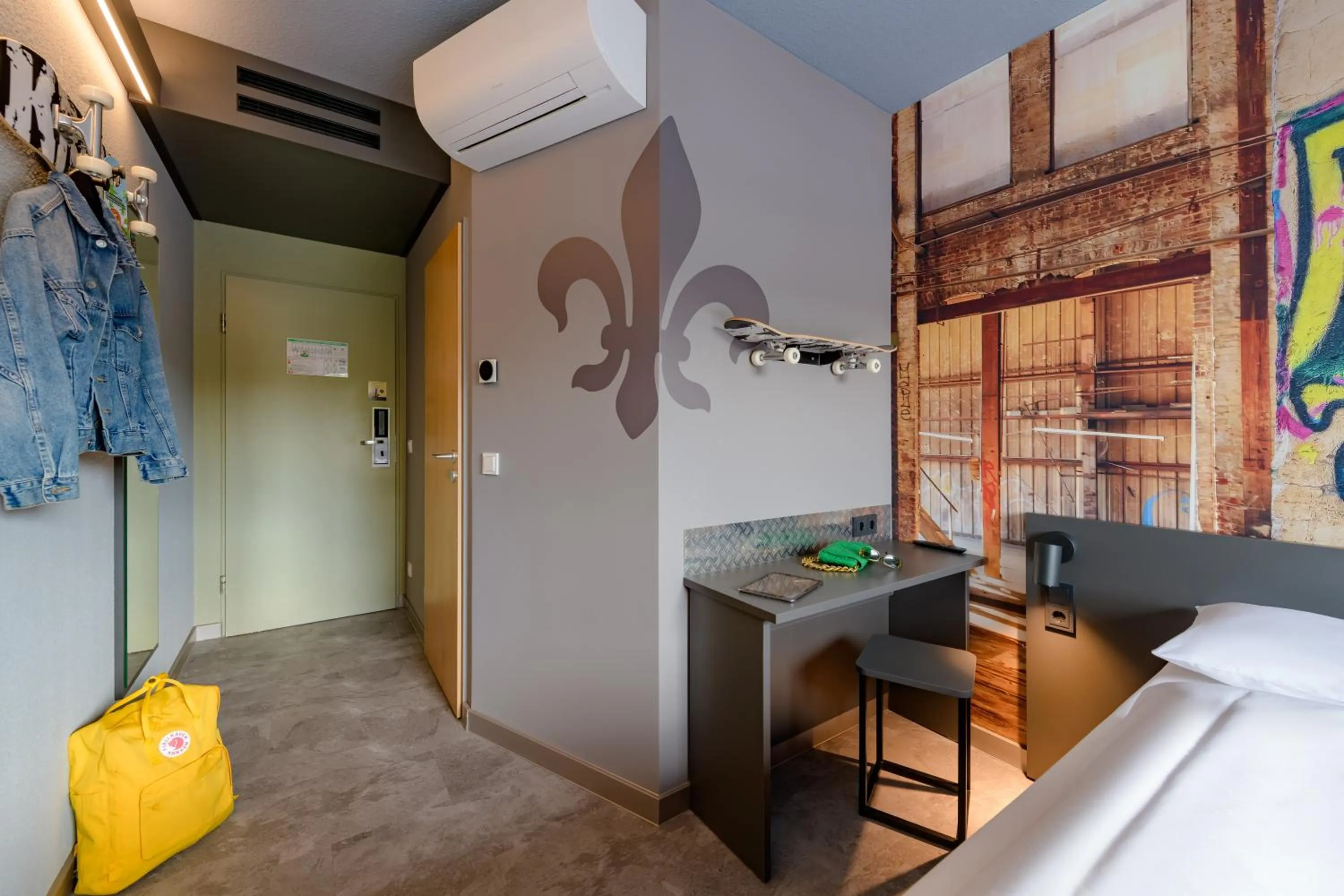 Photo of the whole room, Bed in Felix Hotel Darmstadt