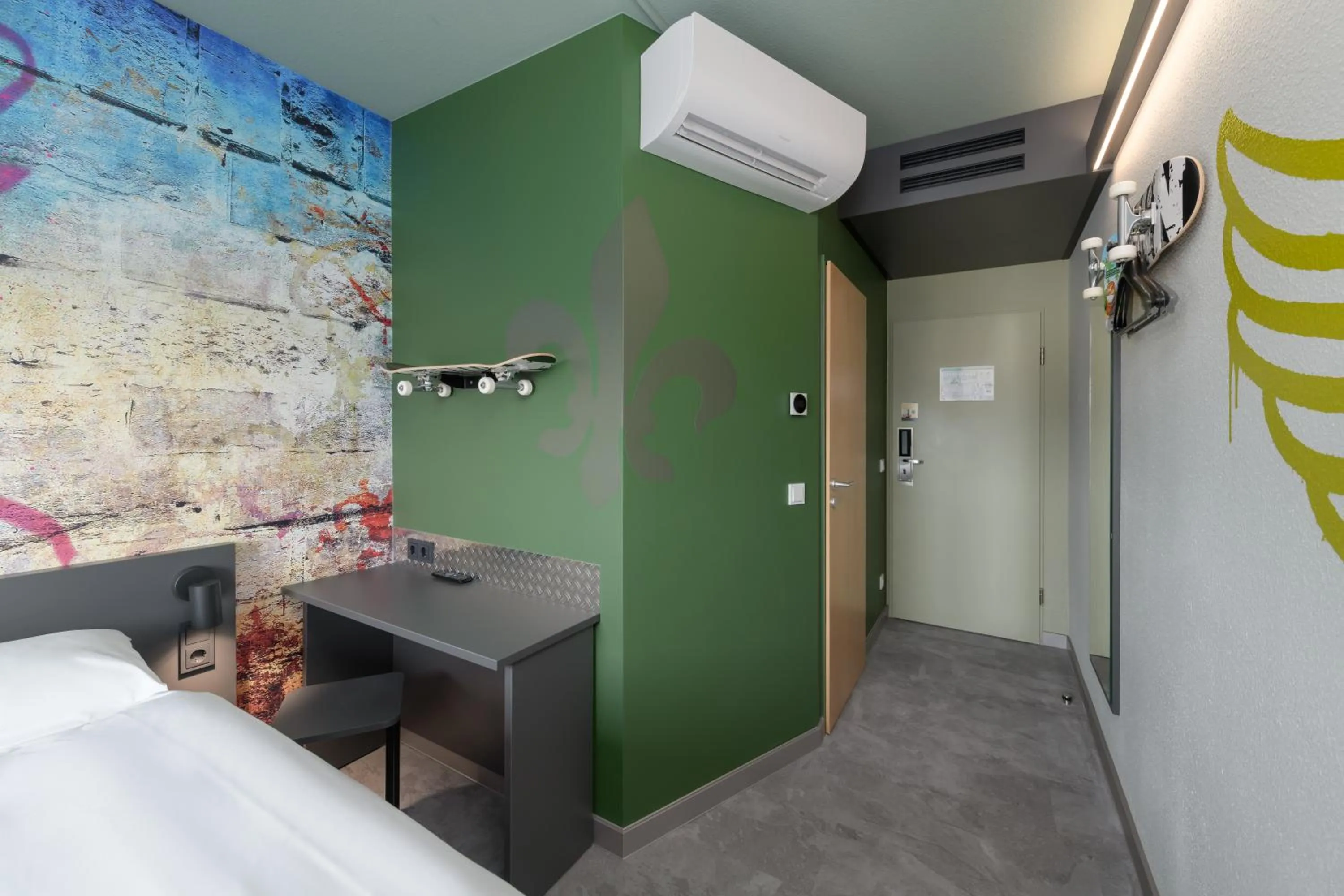 Photo of the whole room, Bed in Felix Hotel Darmstadt