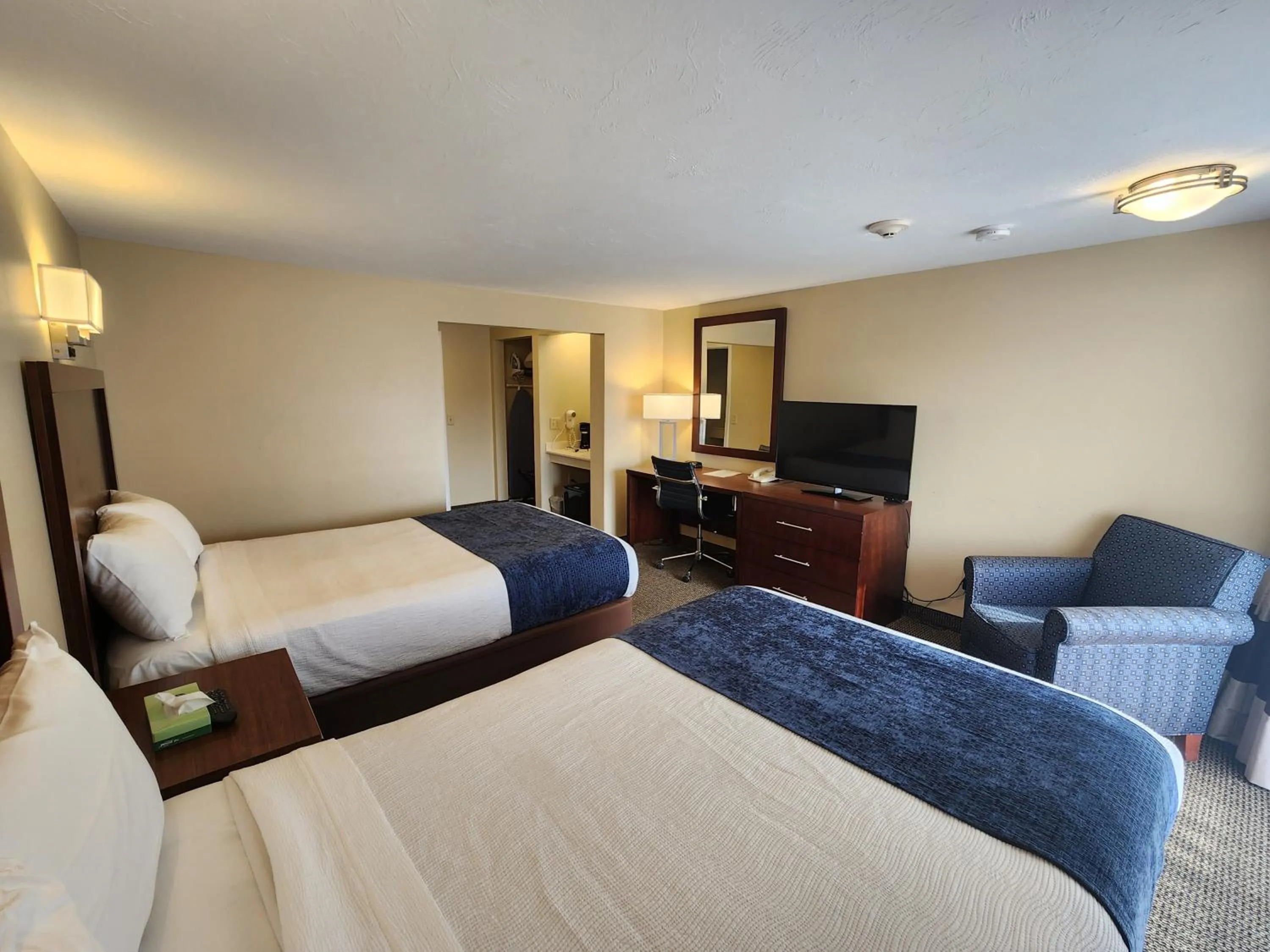 Bedroom, Bed in Hyannis Travel Inn
