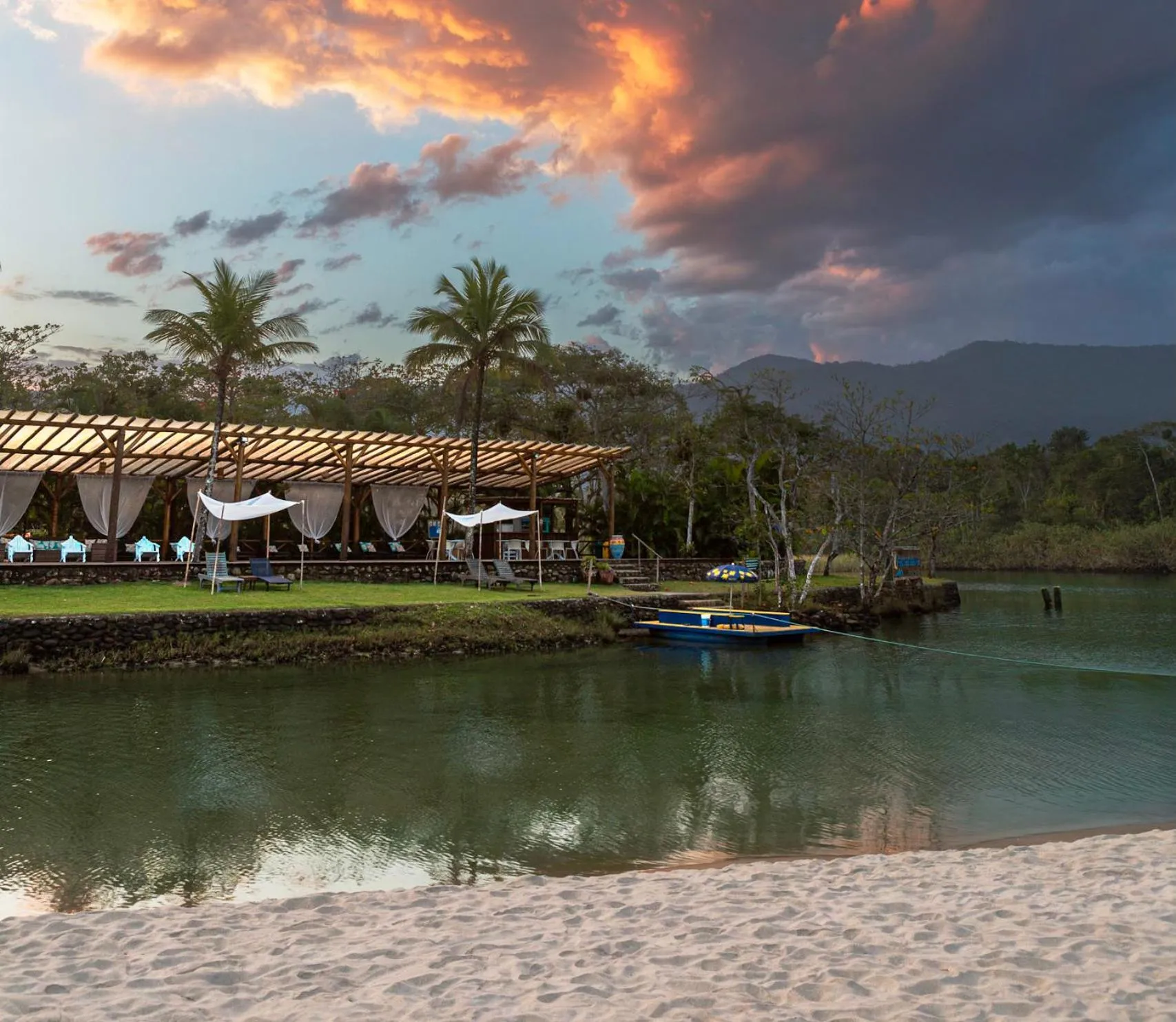Lounge or bar in Itamambuca Eco Resort