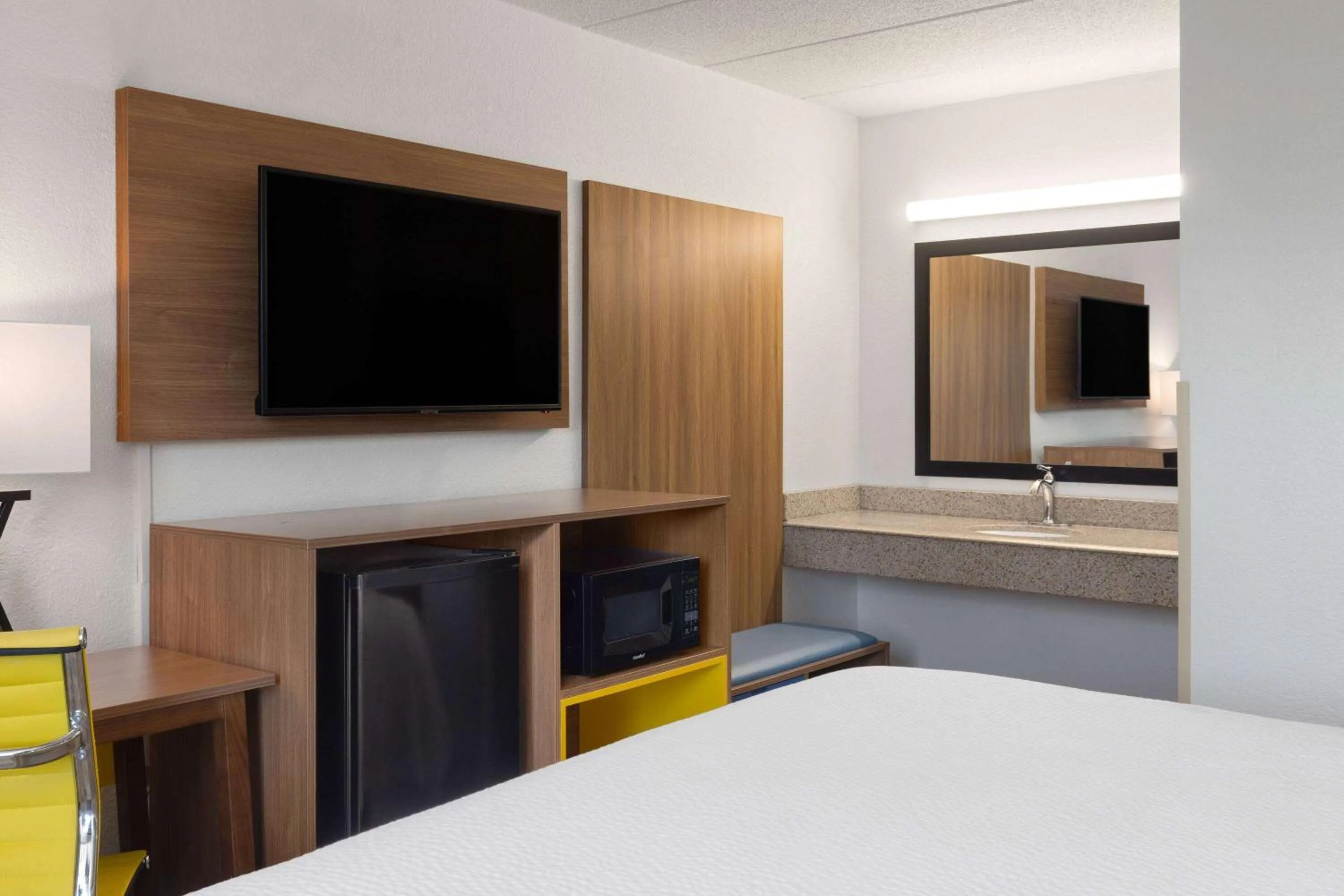 Photo of the whole room in Day's Inn & Suites by Wyndham Indianapolis Airport East