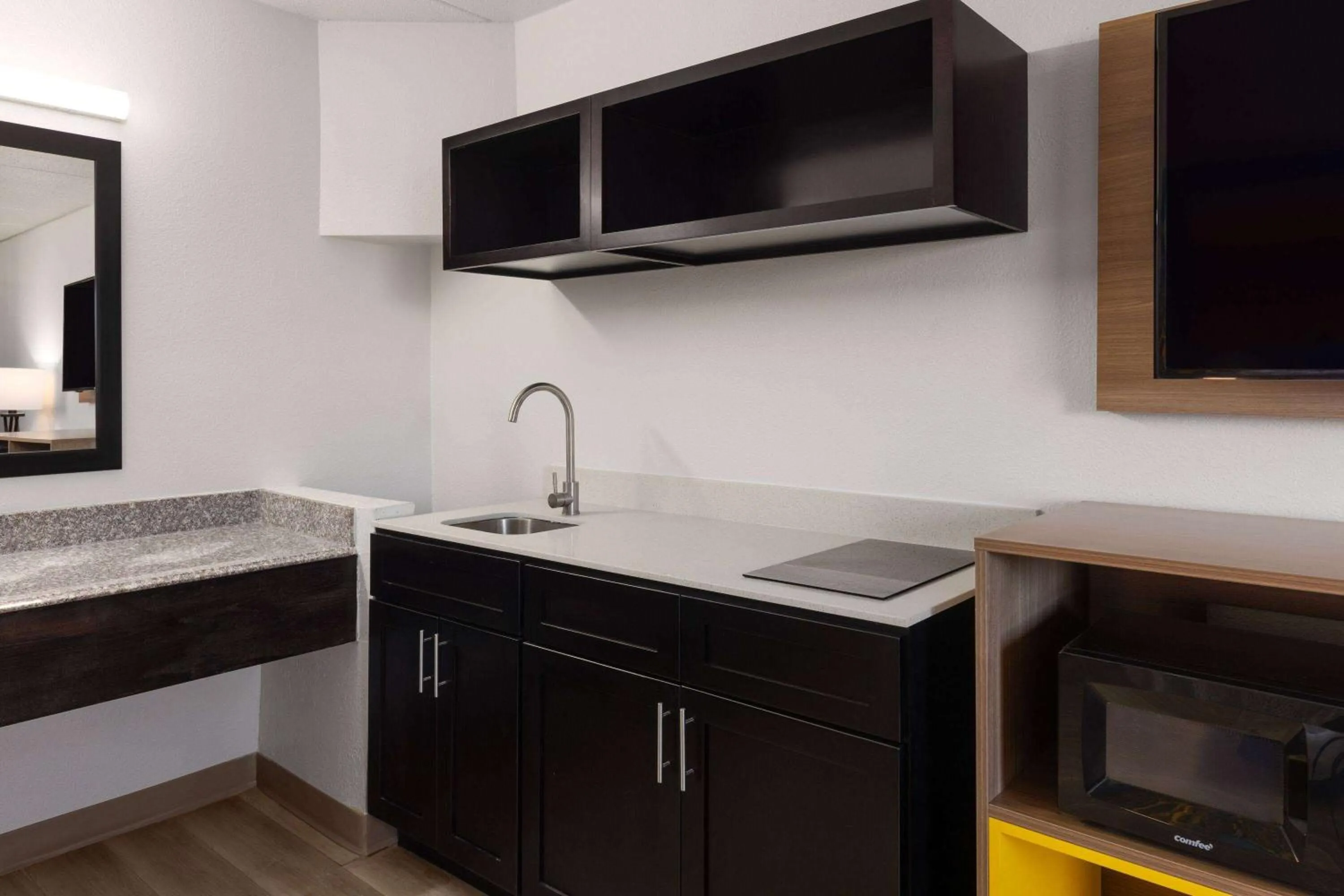 Photo of the whole room in Day's Inn & Suites by Wyndham Indianapolis Airport East