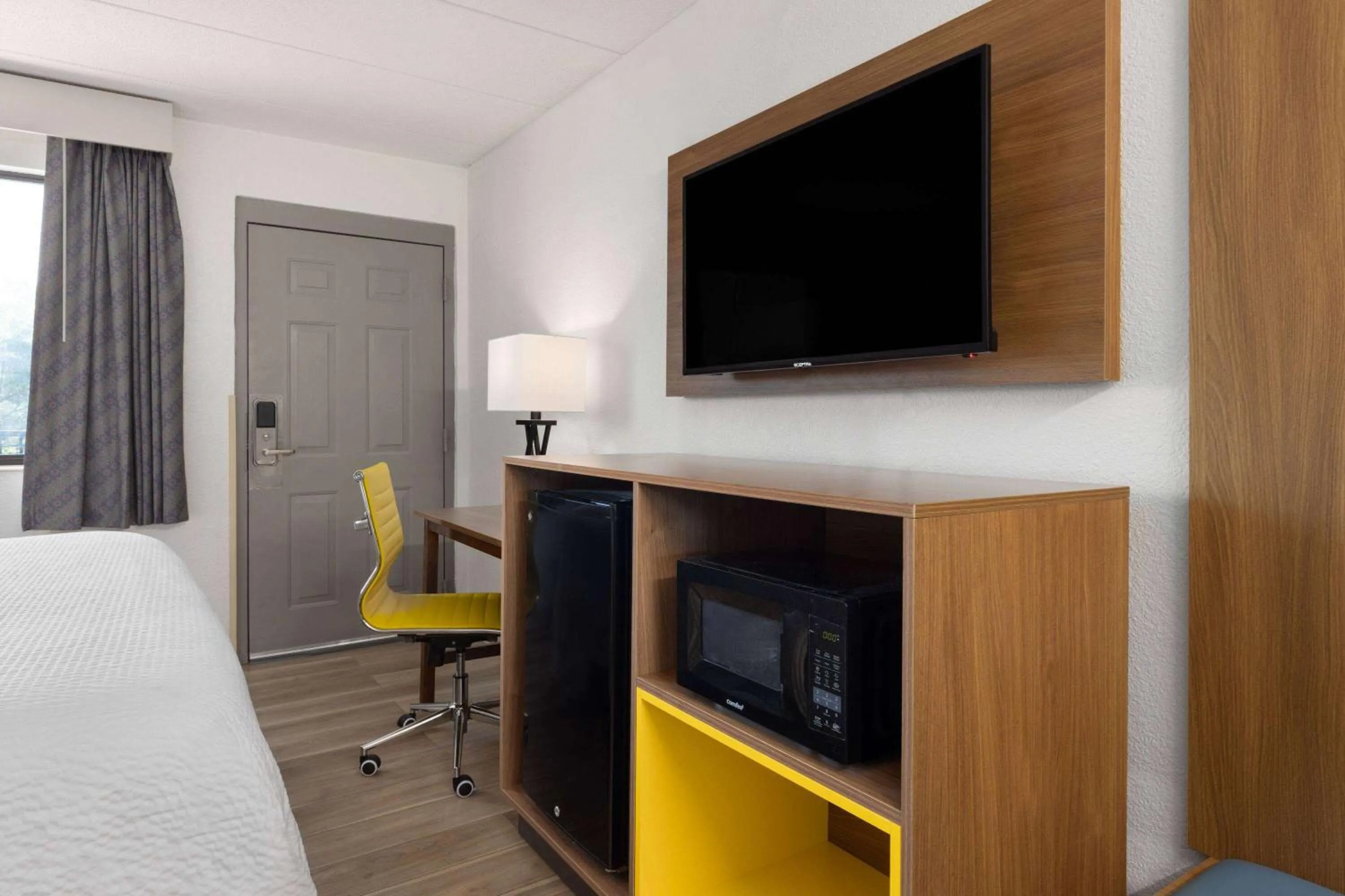 Photo of the whole room in Day's Inn & Suites by Wyndham Indianapolis Airport East