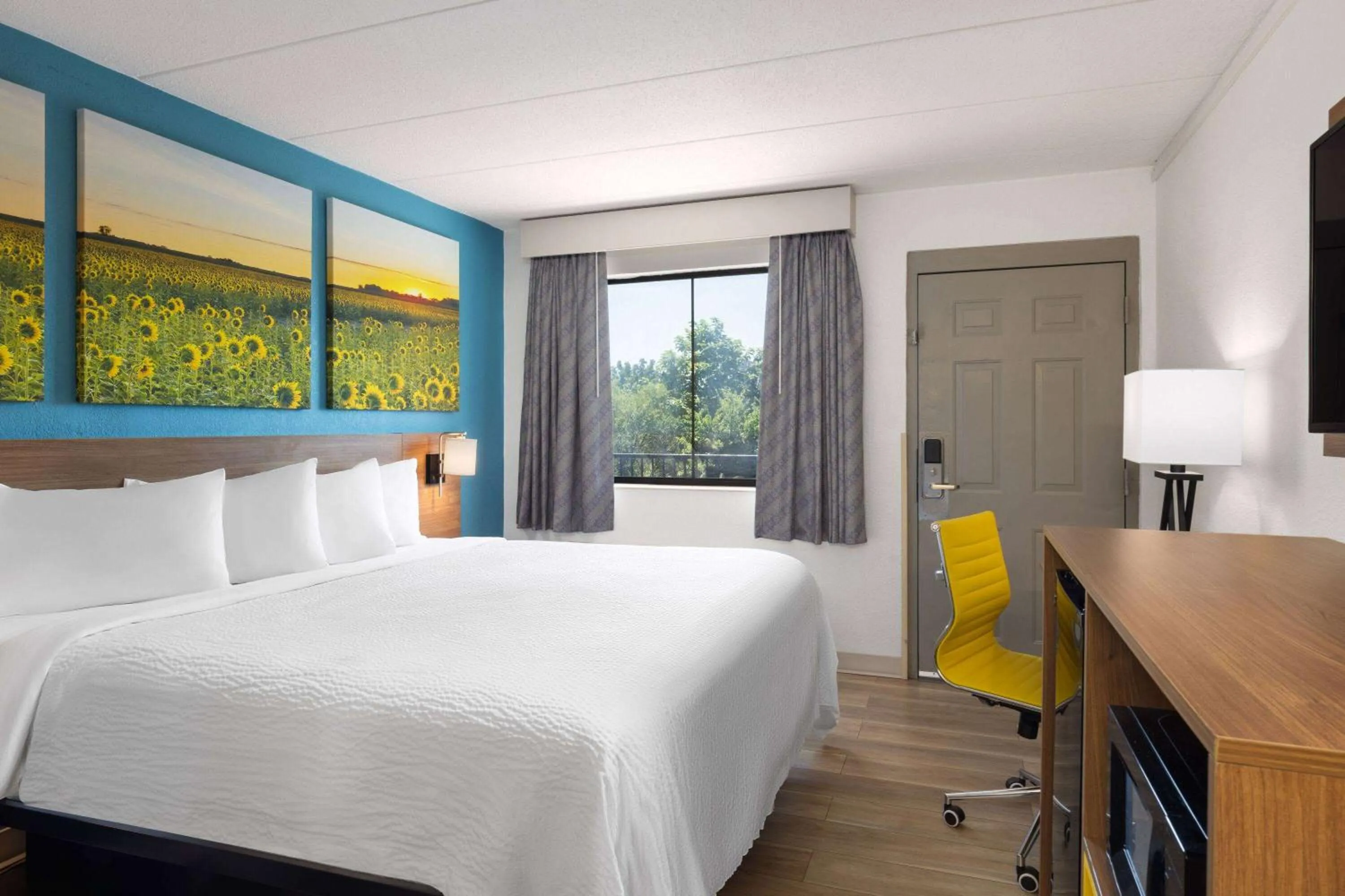 Photo of the whole room in Day's Inn & Suites by Wyndham Indianapolis Airport East