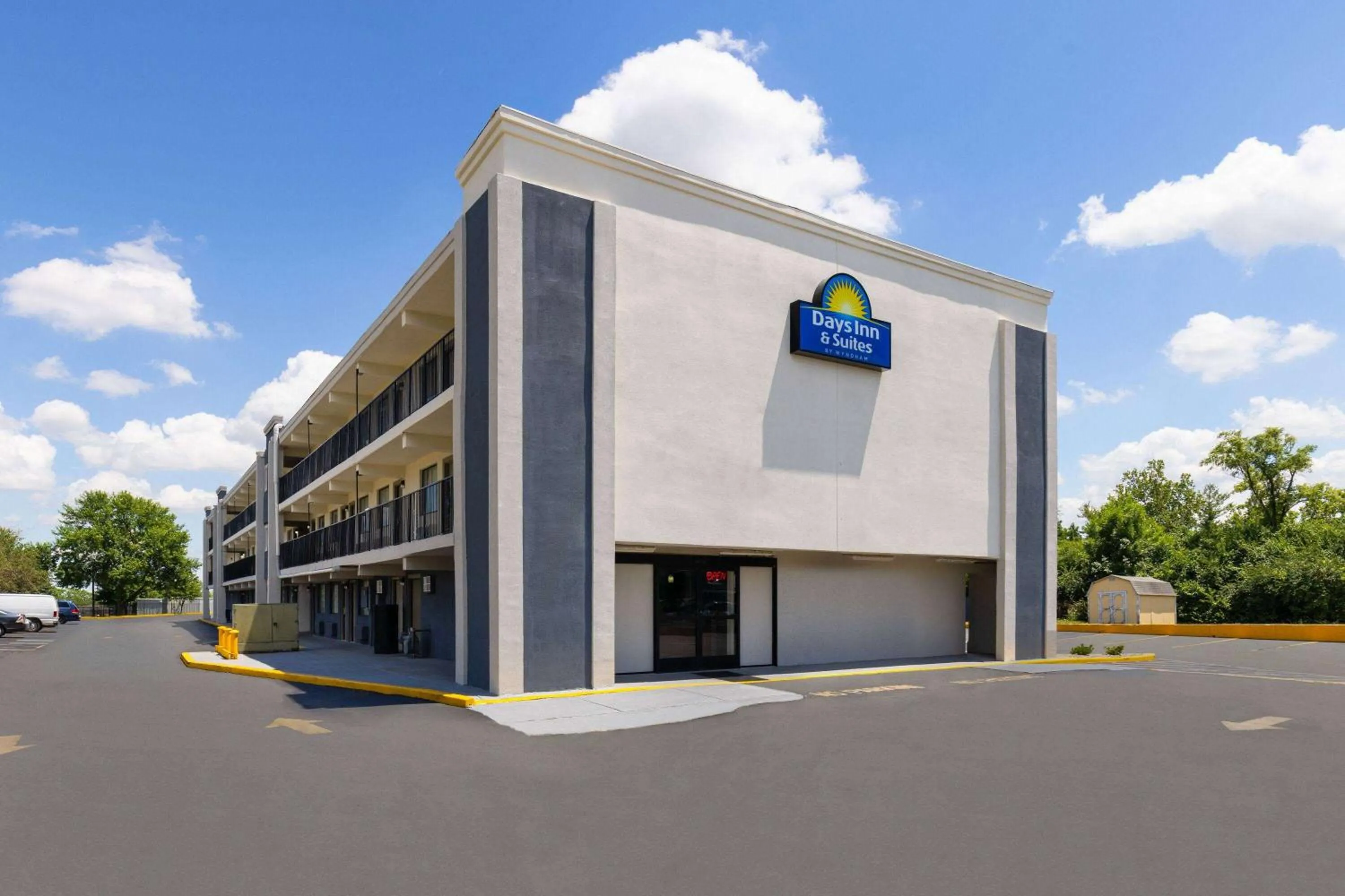 Property building in Day's Inn & Suites by Wyndham Indianapolis Airport East