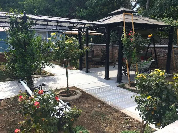 Garden in Americas Best Value Inn Royal Carriage