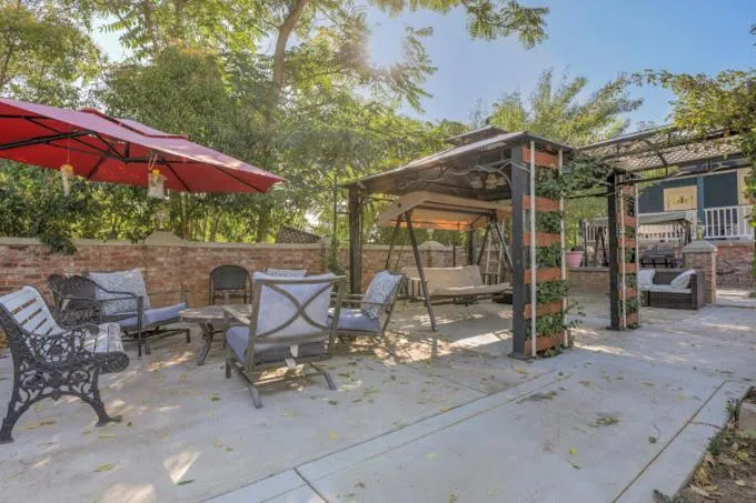 Garden in Americas Best Value Inn Royal Carriage