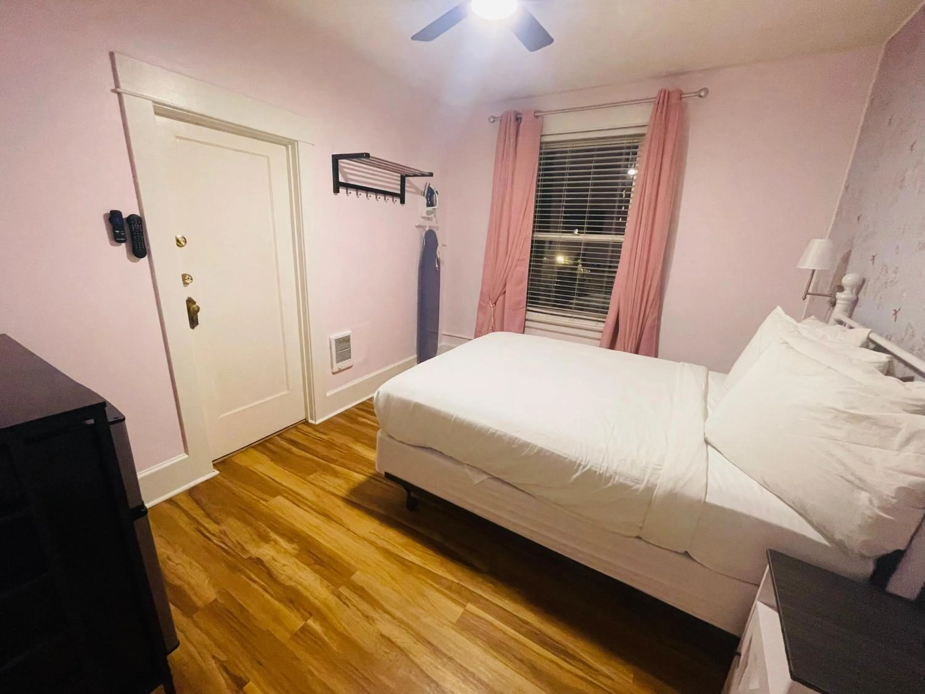 Bed in Americas Best Value Inn Royal Carriage