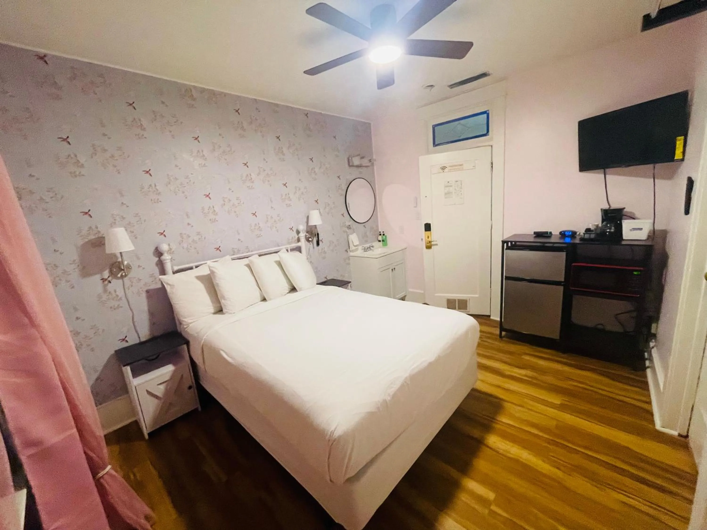 Bed in Americas Best Value Inn Royal Carriage