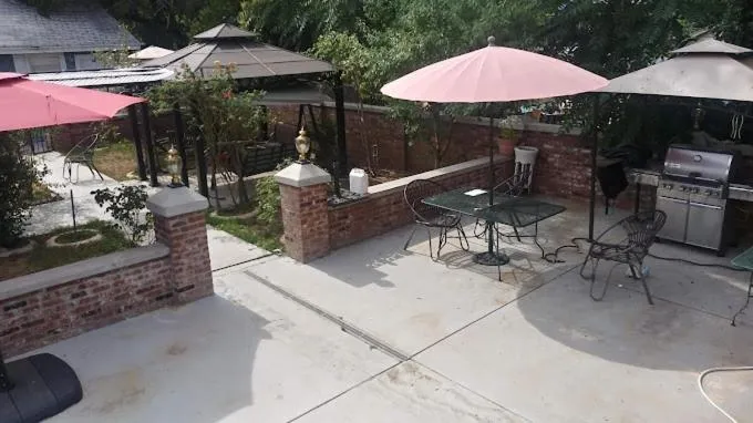 Garden in Americas Best Value Inn Royal Carriage