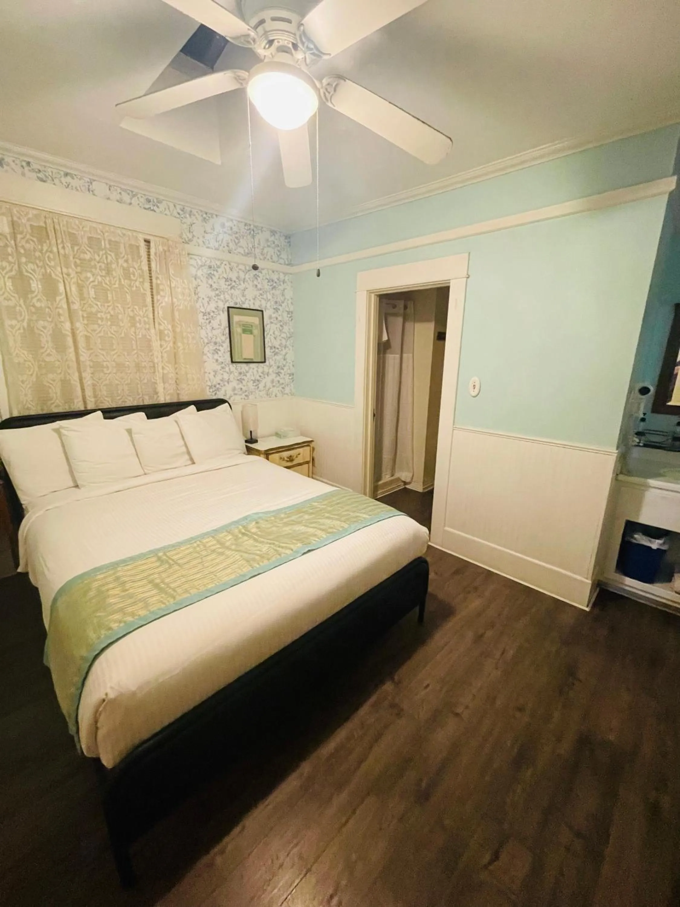 Photo of the whole room, Bed in Americas Best Value Inn Royal Carriage