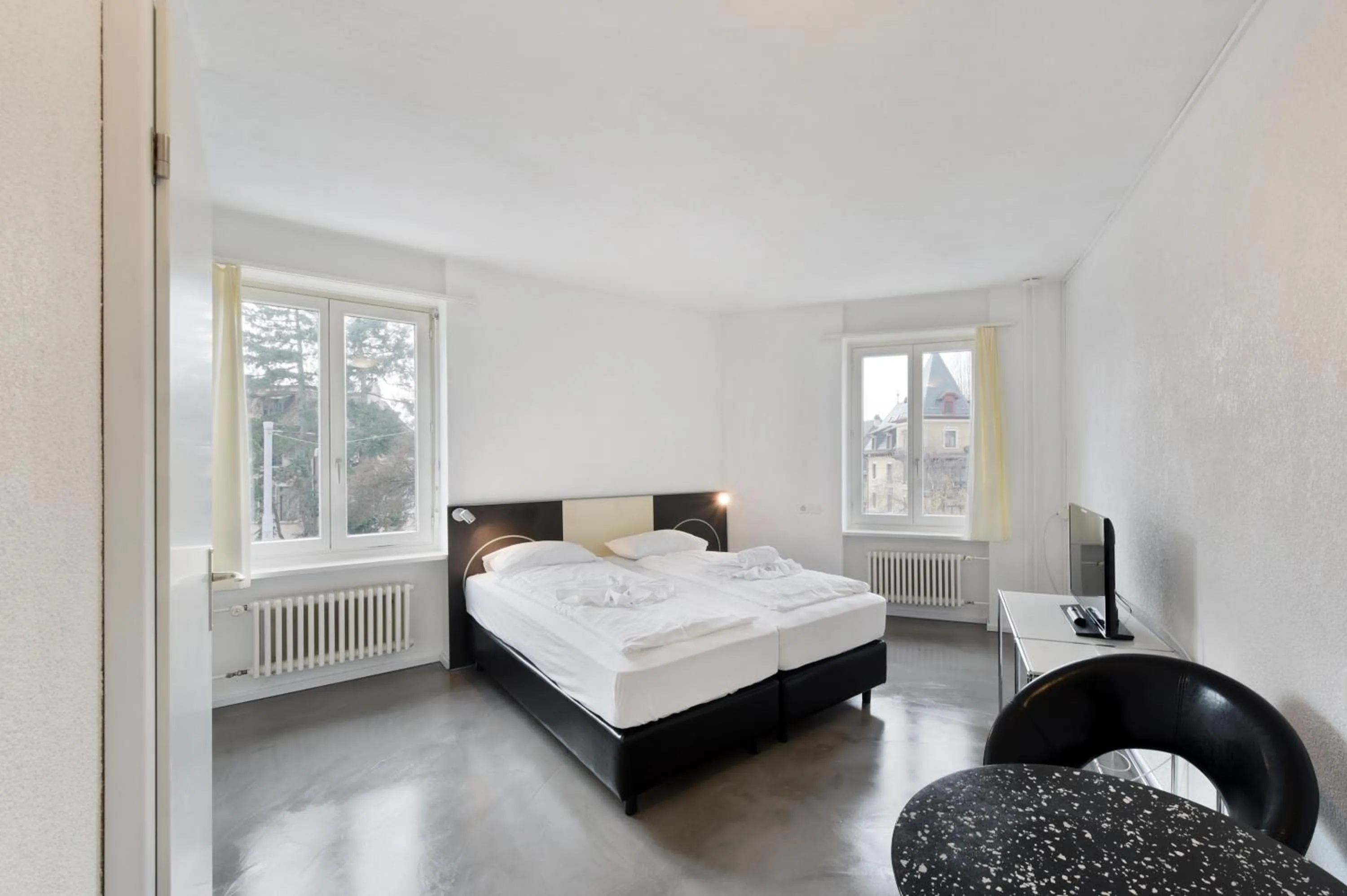 Photo of the whole room, Bed in Swiss Star California - Self Check-In