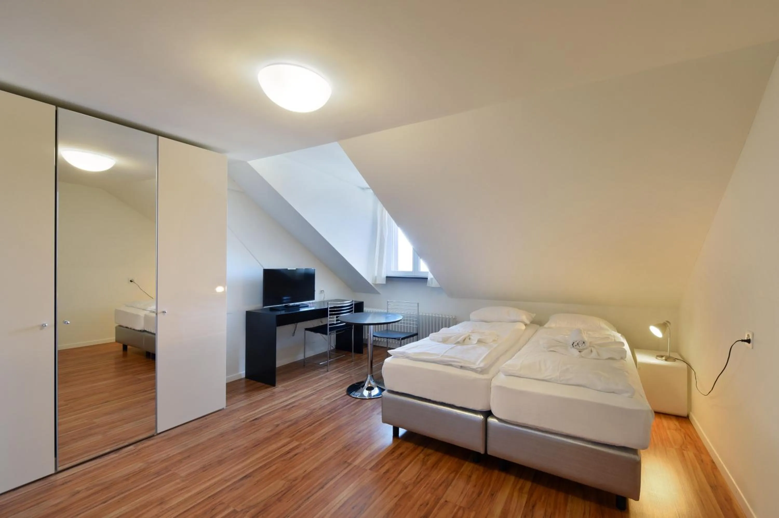 Photo of the whole room, Bed in Swiss Star California - Self Check-In