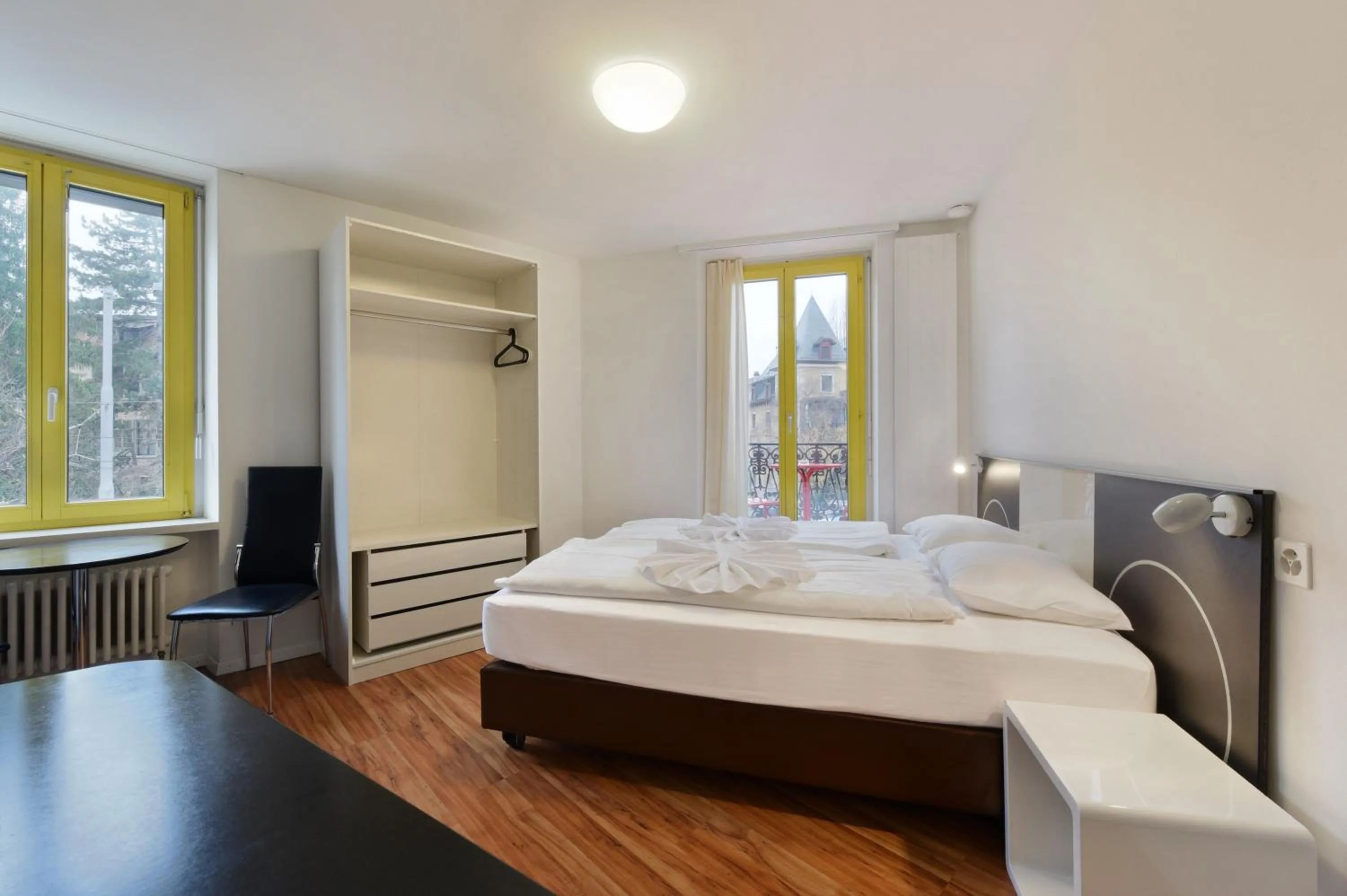 Photo of the whole room, Bed in Swiss Star California - Self Check-In