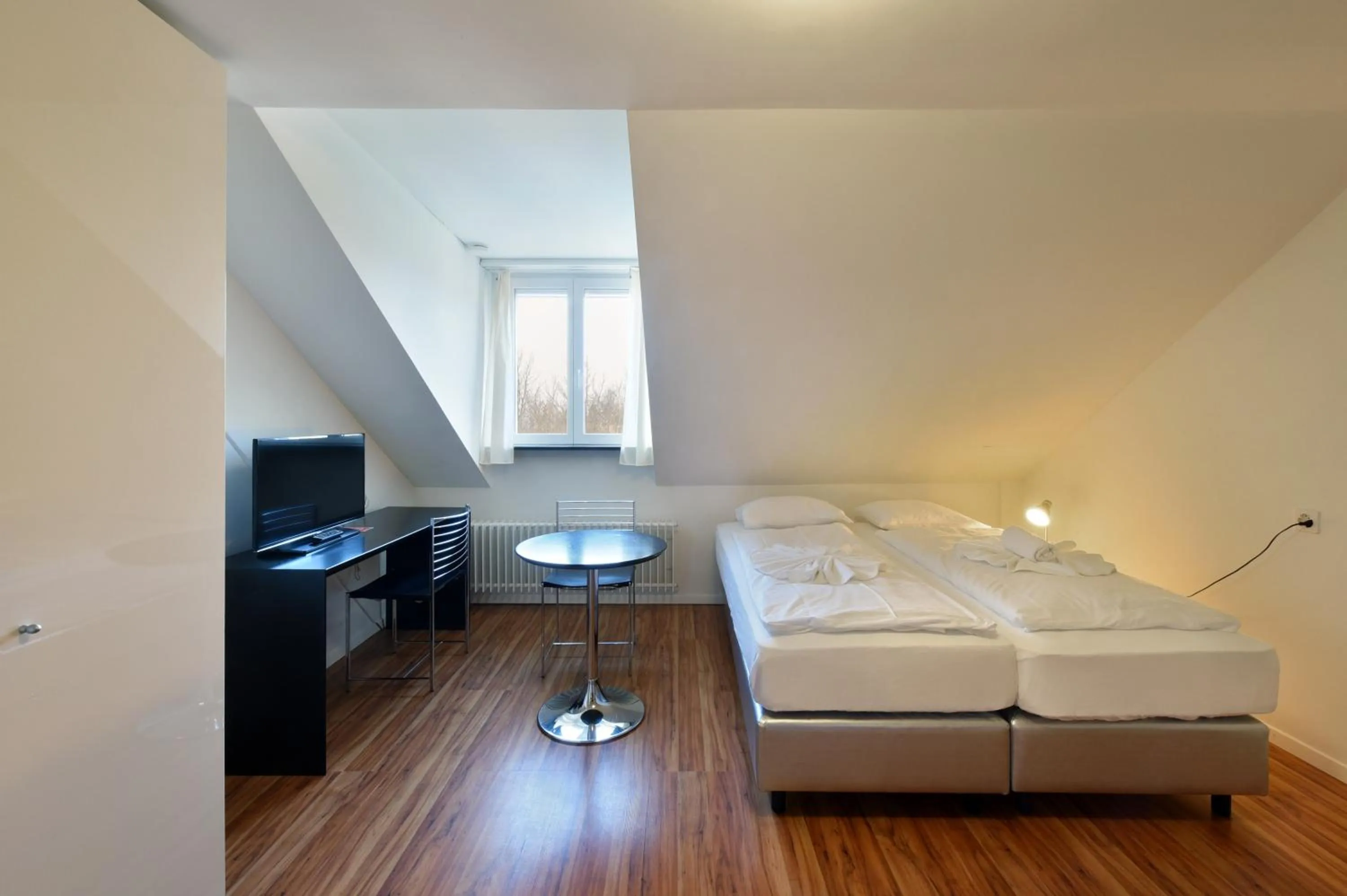 Photo of the whole room, Bed in Swiss Star California - Self Check-In