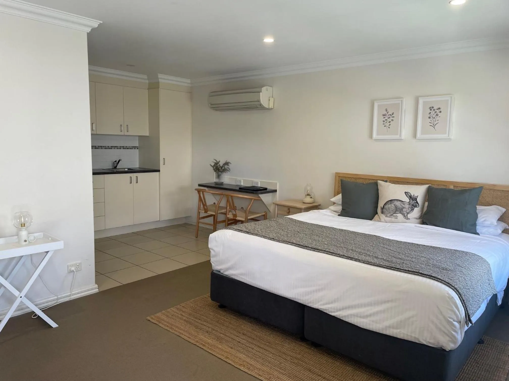 Bed in Millthorpe Motel