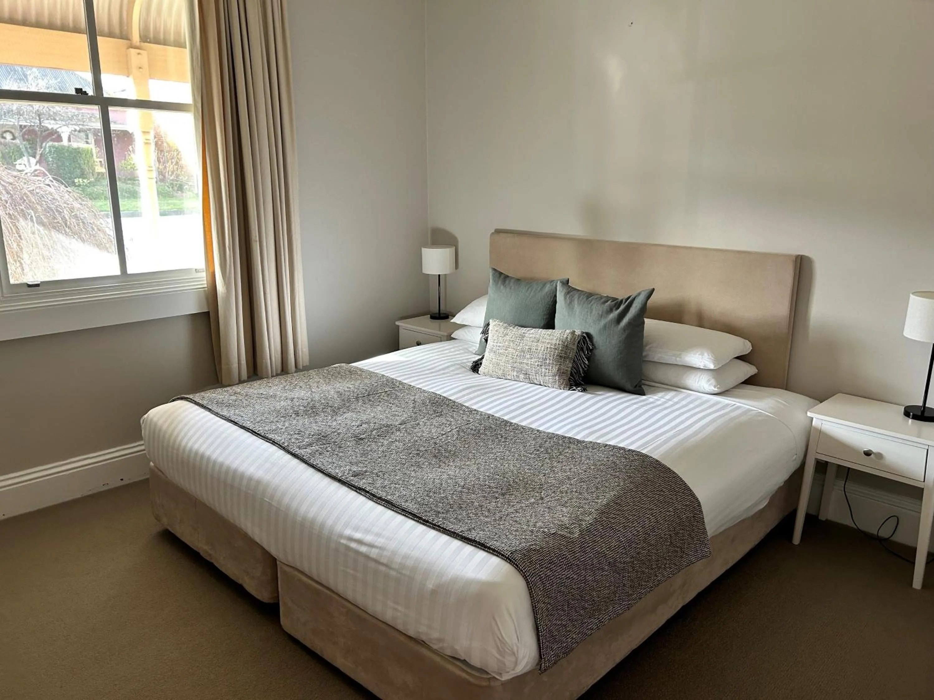 Bed in Millthorpe Motel