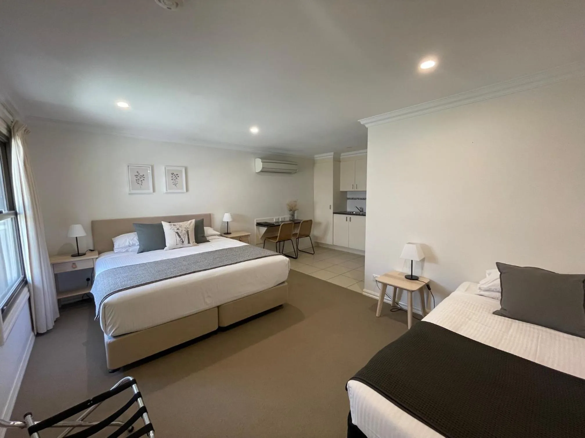 Bed in Millthorpe Motel