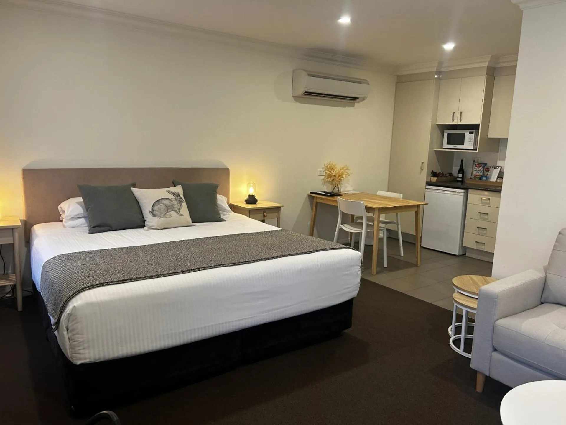 Bed in Millthorpe Motel