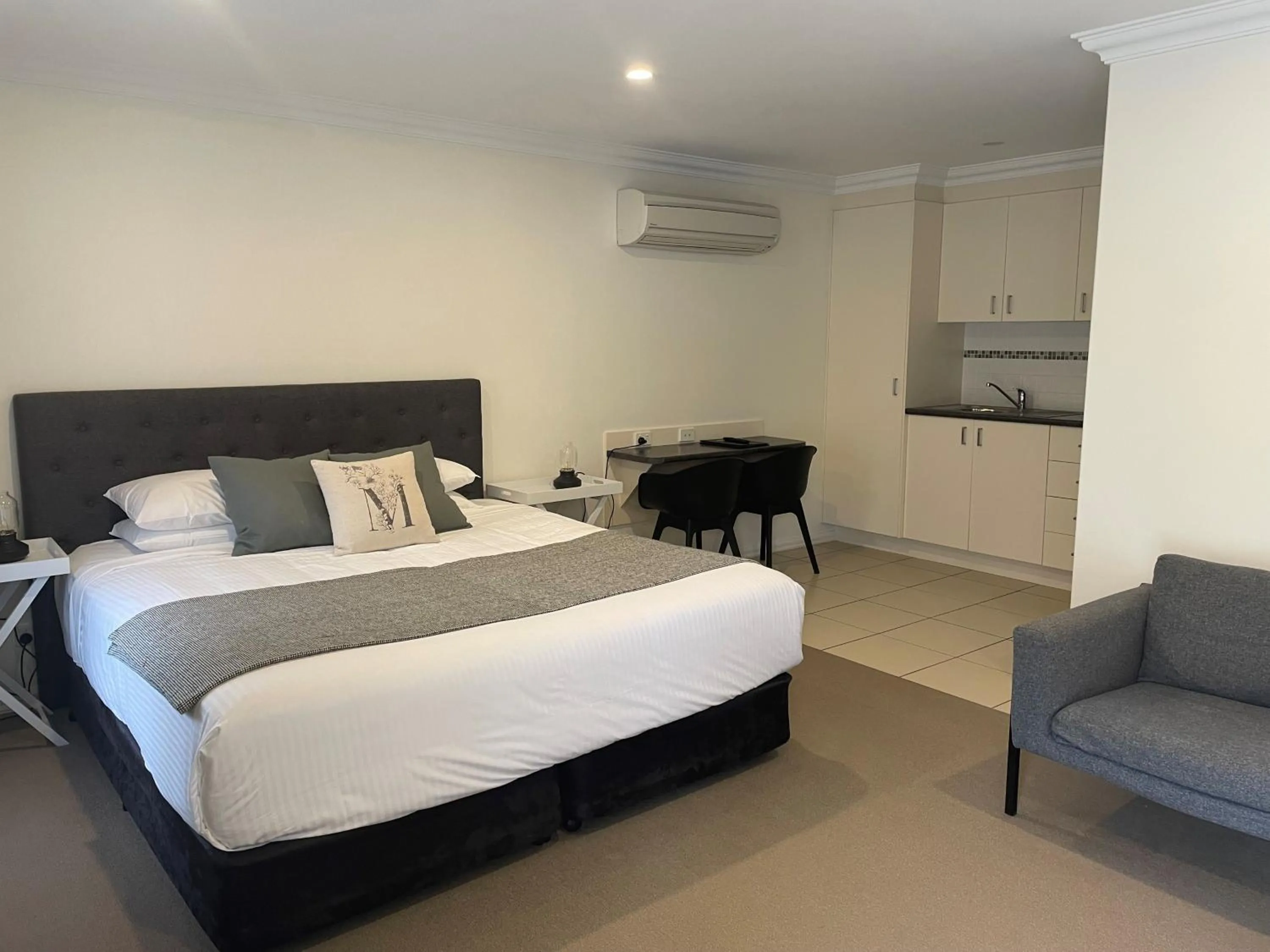 Bed in Millthorpe Motel