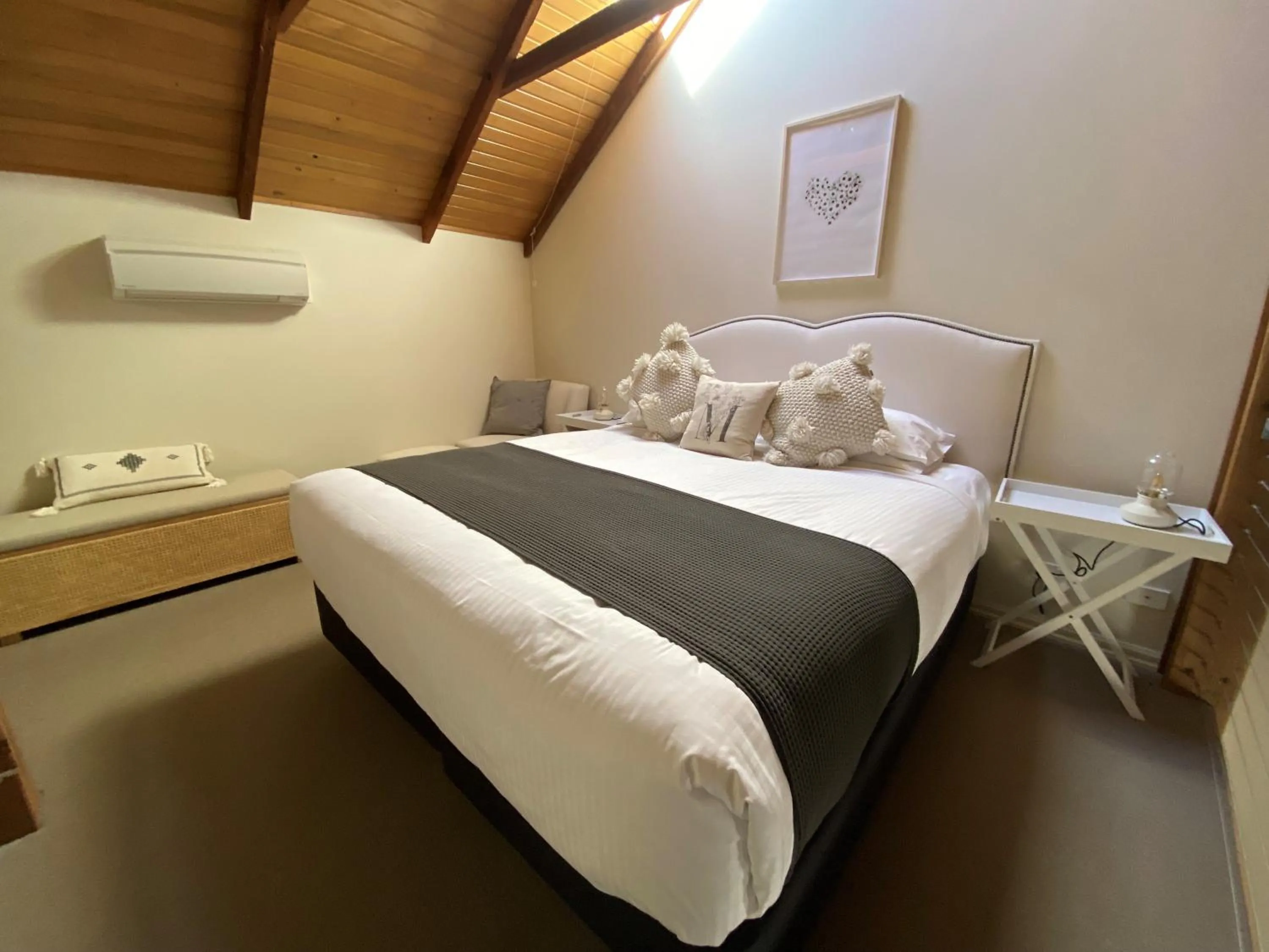 Bed in Millthorpe Motel