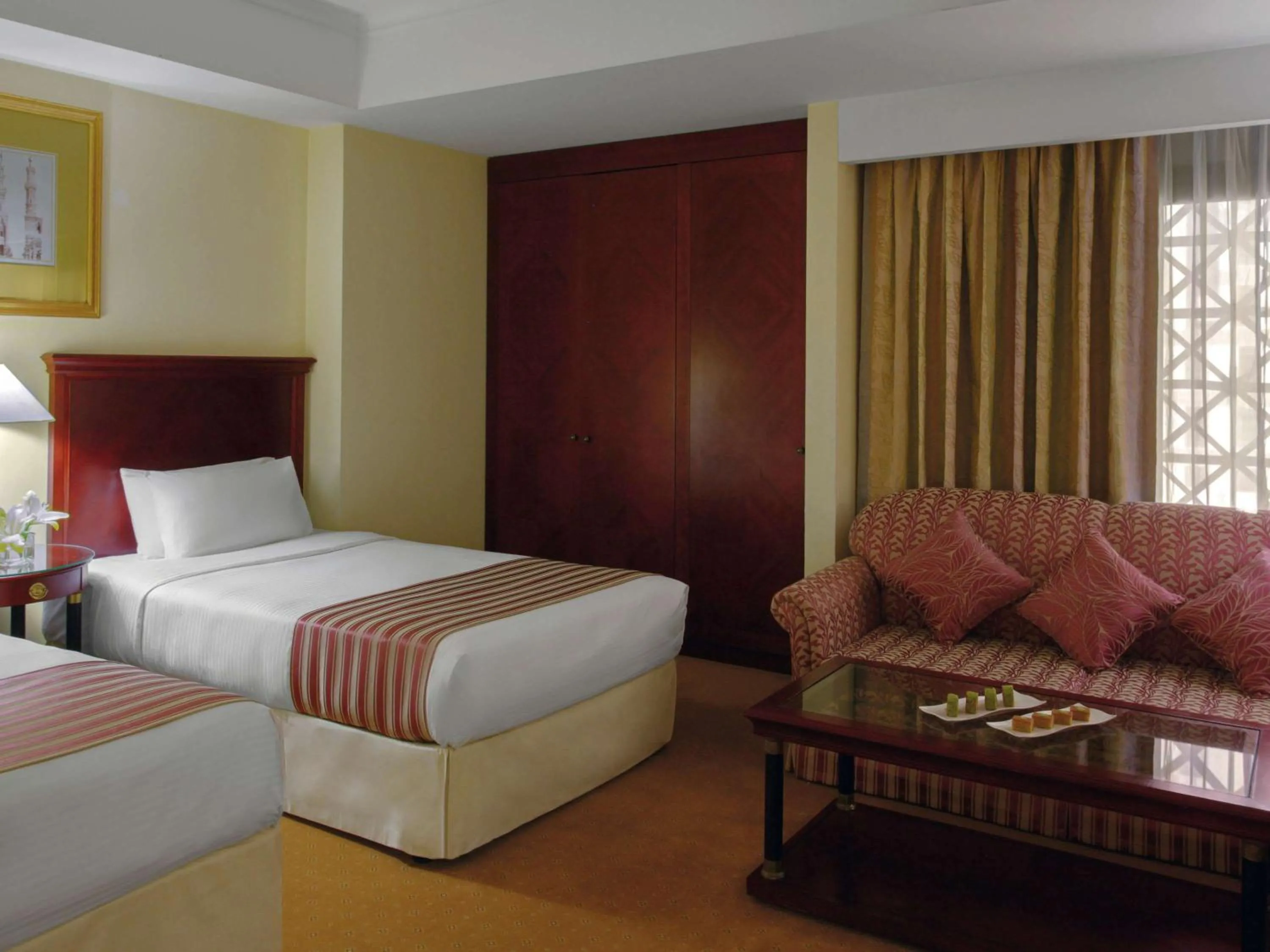 Photo of the whole room, Bed in New Madinah Hotel
