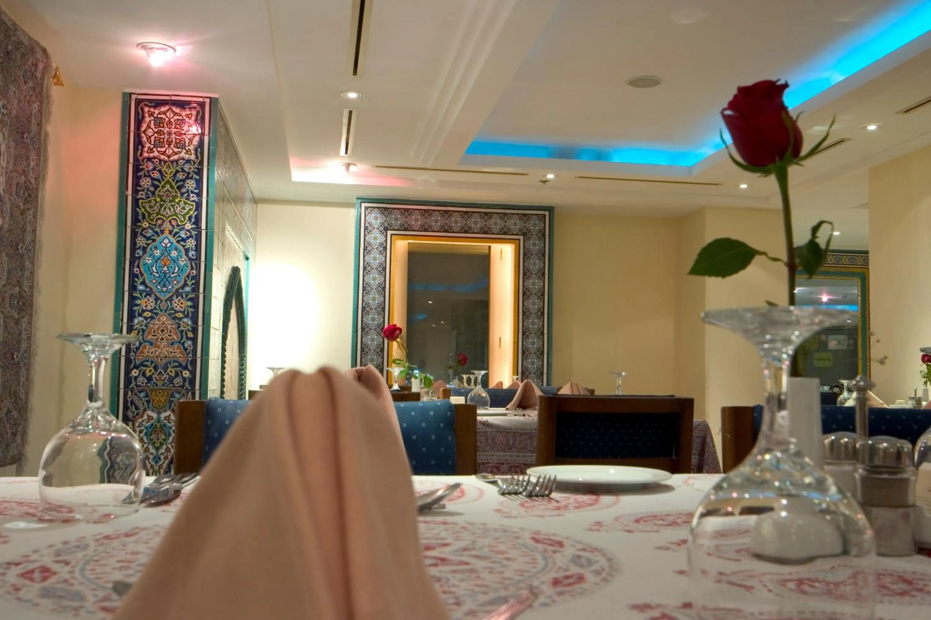 Restaurant/places to eat in New Madinah Hotel
