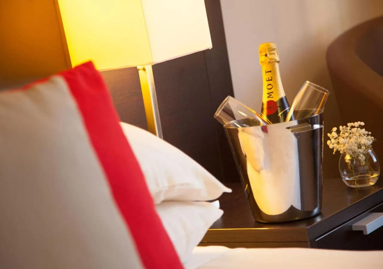 Drinks, Bed in Wine Country Motor Inn