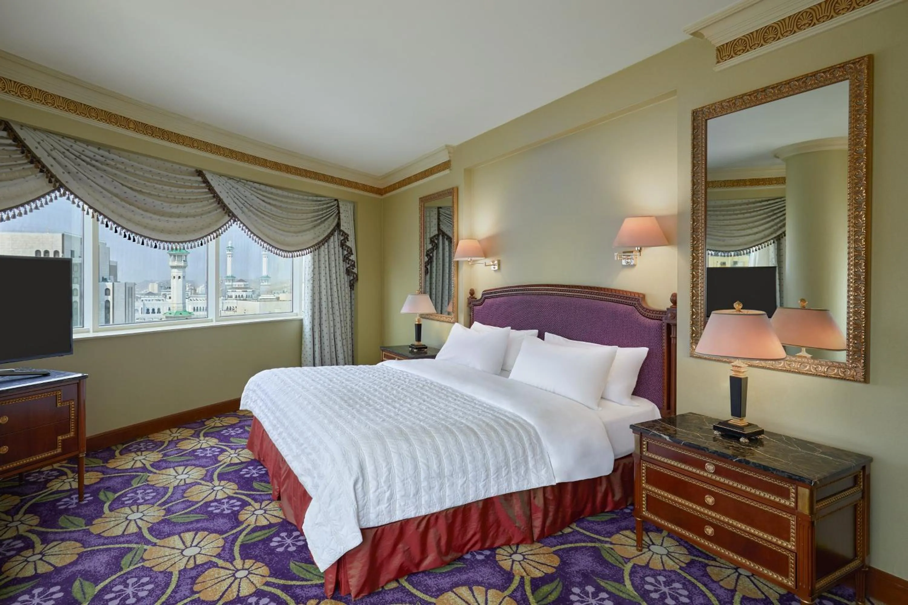 Bedroom, Bed in Le Meridien Makkah