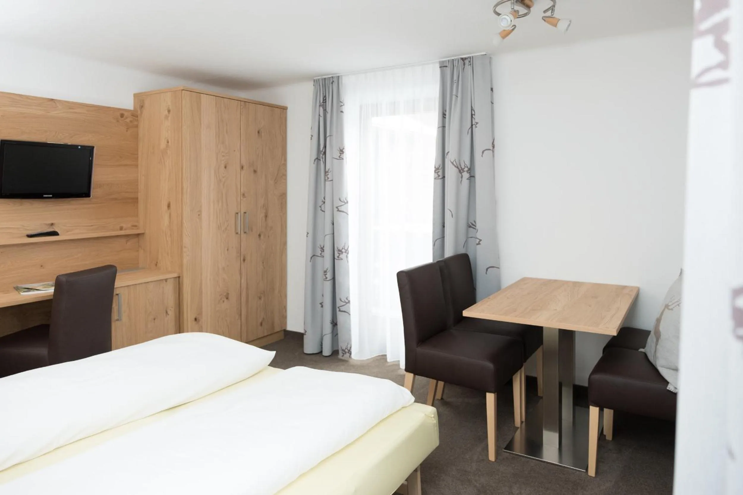 Seating area, Bed in Pension Irlingerhof