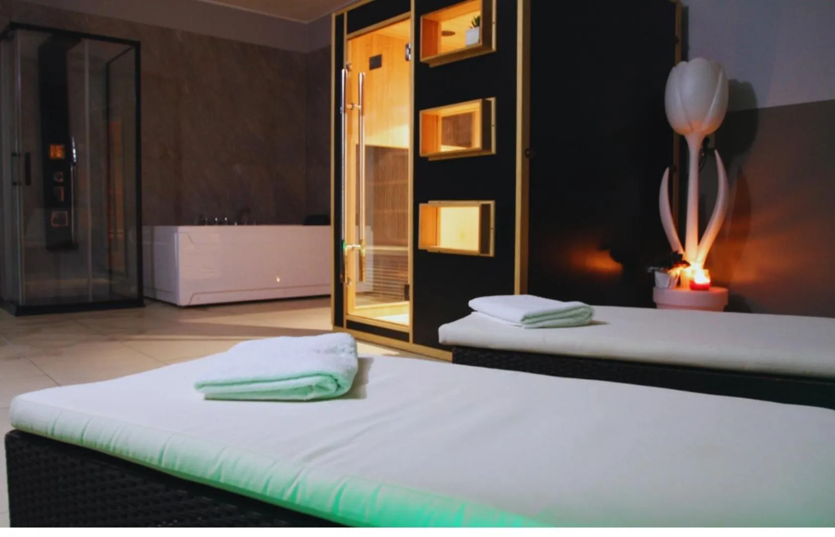 Hot Tub, Bed in Happy Hotel Atelier Gardone Riviera Centro & Spa