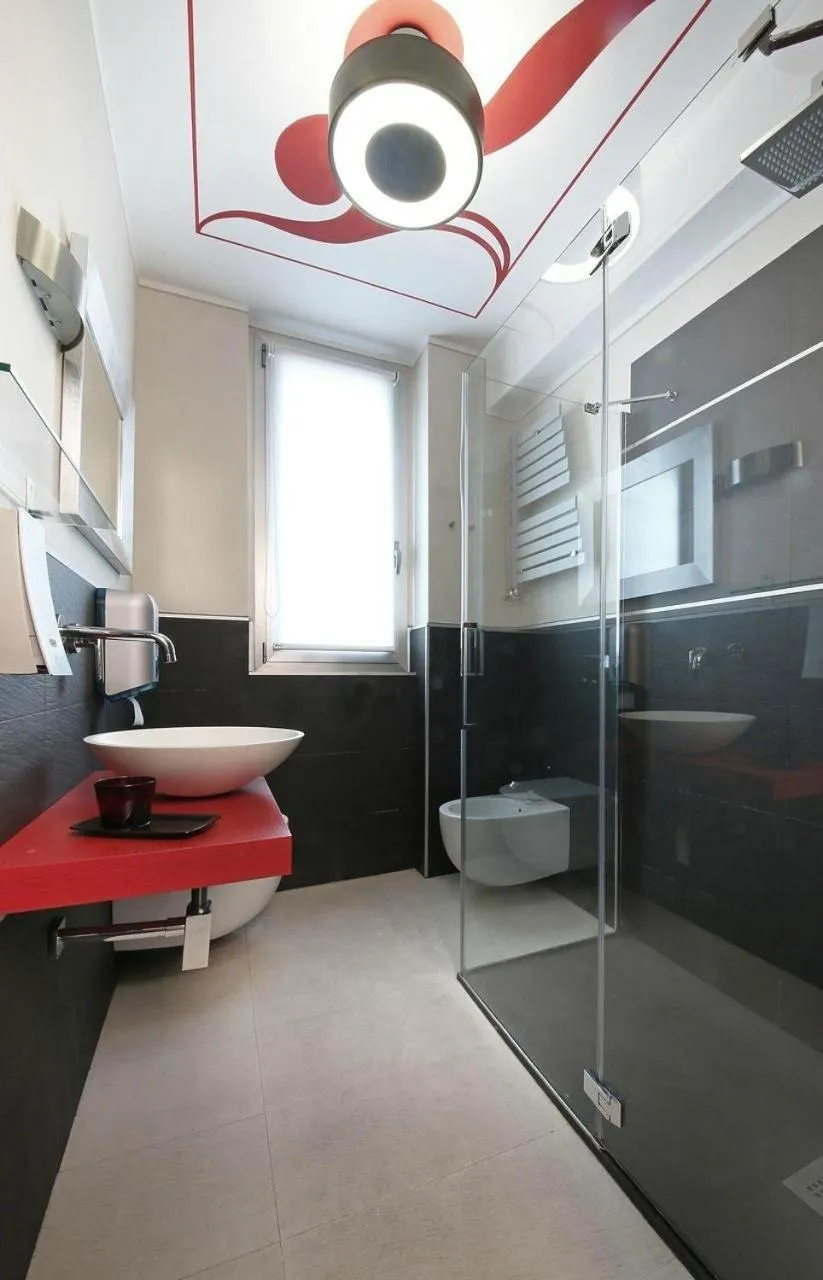 Shower in Happy Hotel Atelier Gardone Riviera Centro & Spa