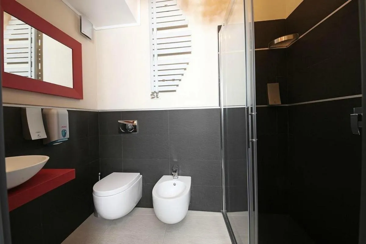 Shower in Happy Hotel Atelier Gardone Riviera Centro & Spa