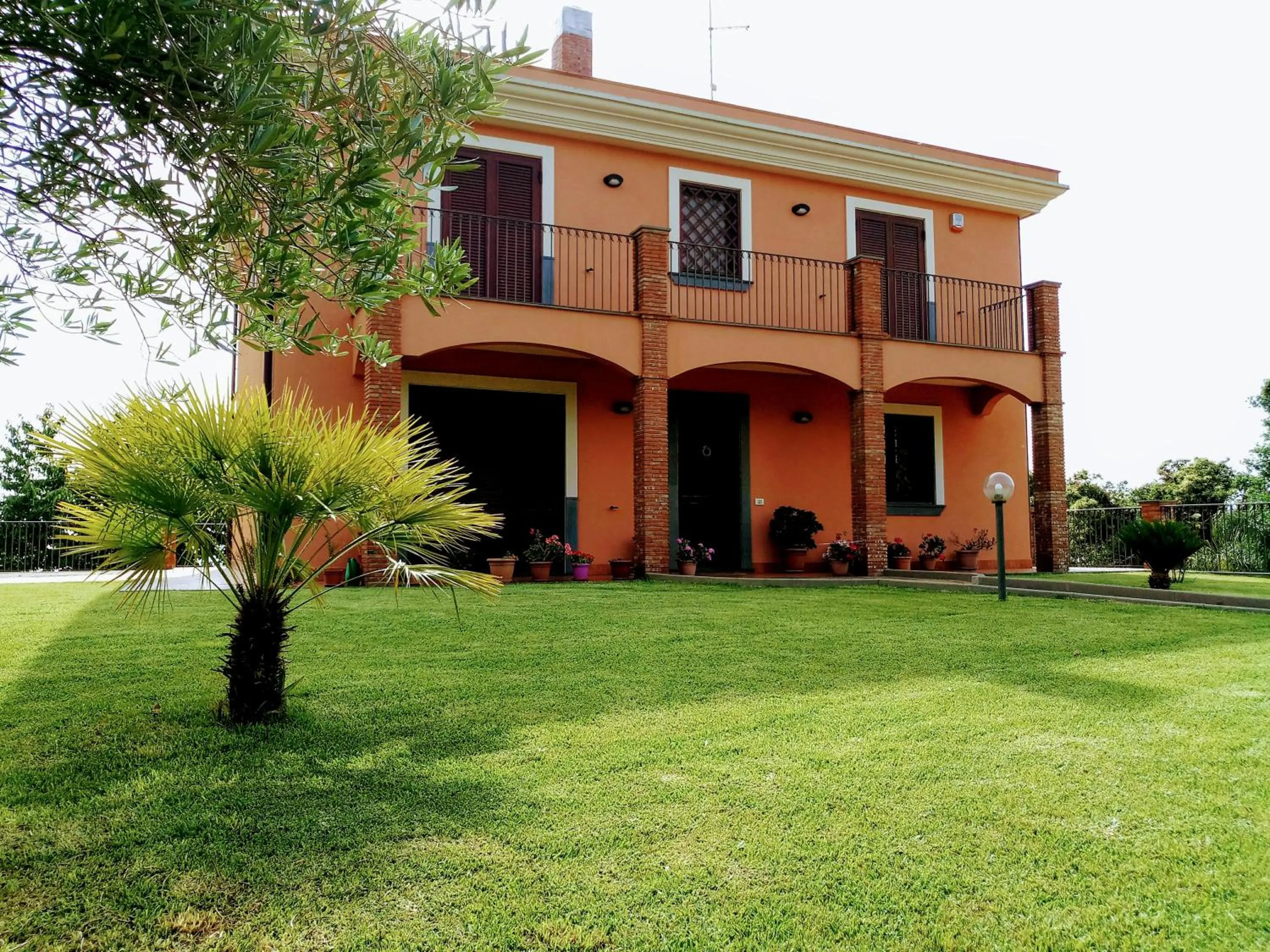 Property building in Villa Feluchia Tra Il Mare E Il Vulcano